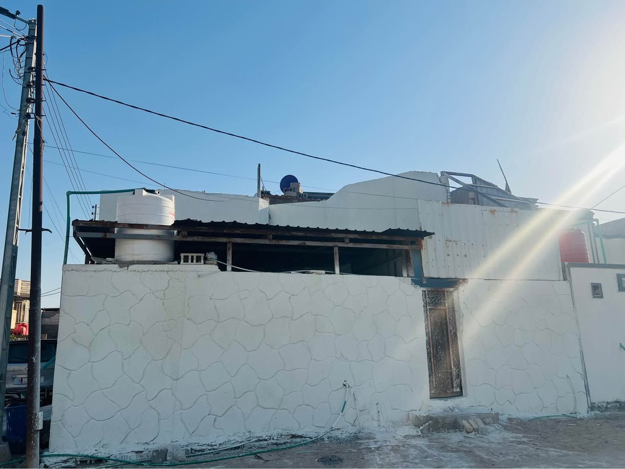 دار سكن للبيع

يحتوي على 2 غرف منام و2 فوك +مطبخ فوك وصحيات  + هول+ مجمع صحيات داخليه + ديوان خارجي + صحيات خارجيه + كراج سياره + ترك ومنور +مطبخ

مساحه البيت ٢٠٠ متر ركن  

نوع العقار طابو زاعي سند ٢٥ بسم عراقي وكاله ومكتبه ونسخه من طابو

علماً المنزل بالكامل سيراميك 

نوع السقف كونكريت 

المنطقه تحتوي على جميع الخدمات ماء وكهرباء ومستوصف صحي ومدارس ابتدائيه 

الجيران ذهب صافي 

العنوان البصره شط لعرب الجزيره ليوبه قرب المستوصف

السعر المطلوب100بي مجال ان شاء الله 

للاستفسار التواصل خاص او على الرقم التالي /

‏***********
مكتب عقارت المهندس شط العرب, البصرة
