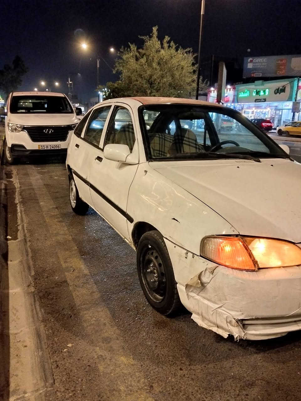 سلام عليكم 
سيارة كيا افيلا للبيع موديل 1998 
السيارة جاهزة كهربائية كلها شغالة 
السيارة مكينة وكير مكفولات سماعات شغالة 

كير عادي تبريد شغال عوزة بس غاز حدادية جاهزة  السعر 27 وبيها مجال  رقمها نجف 
باتري جديد  تخم تايرات جدد مكاني نجف وراعيها موجود  
هاذة رقمي تواصل ويا بي واتساب ***********

