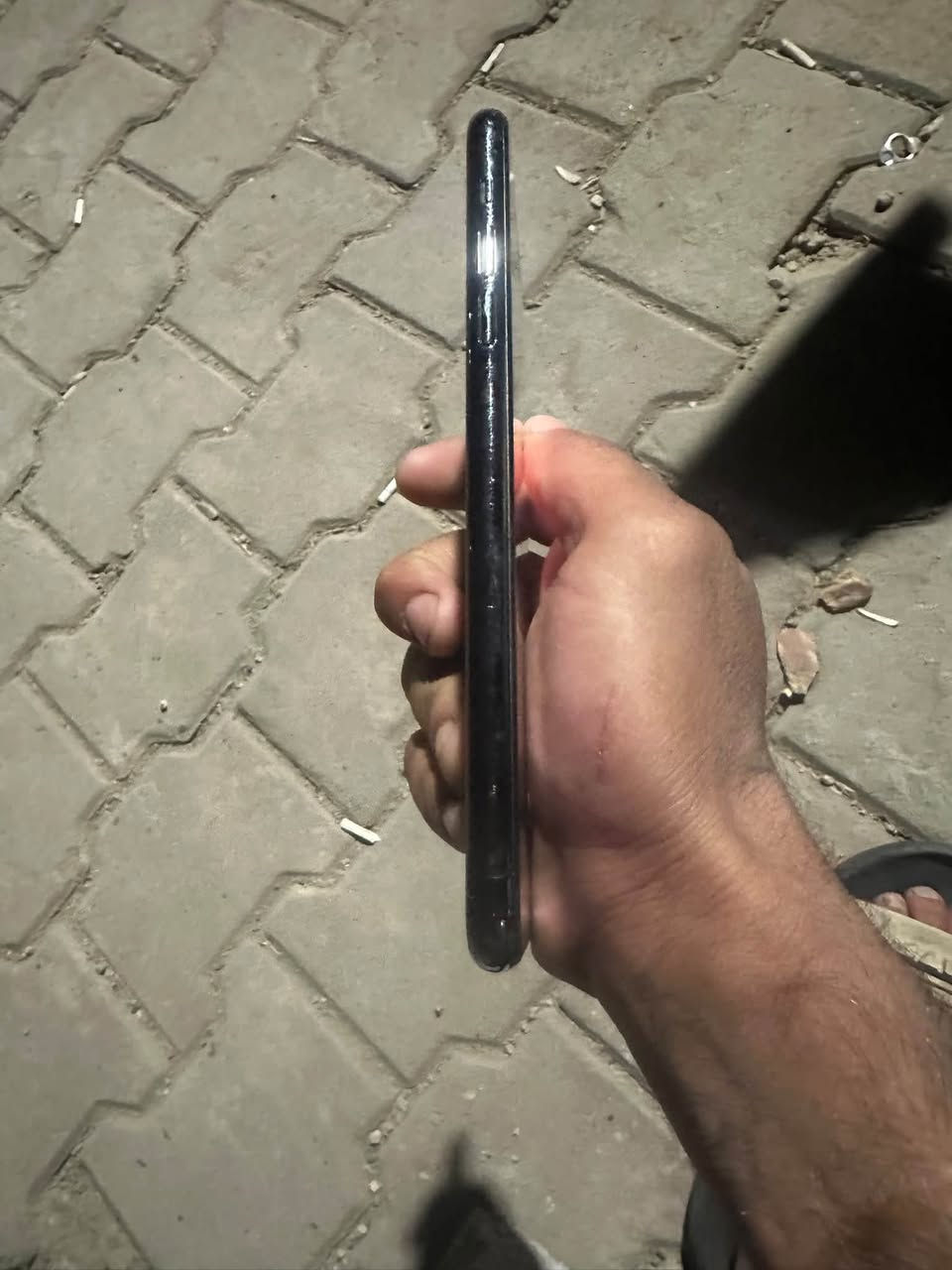 آيفون ١١ برو ماكس • ٢٥٦ • شاشة مكسورة