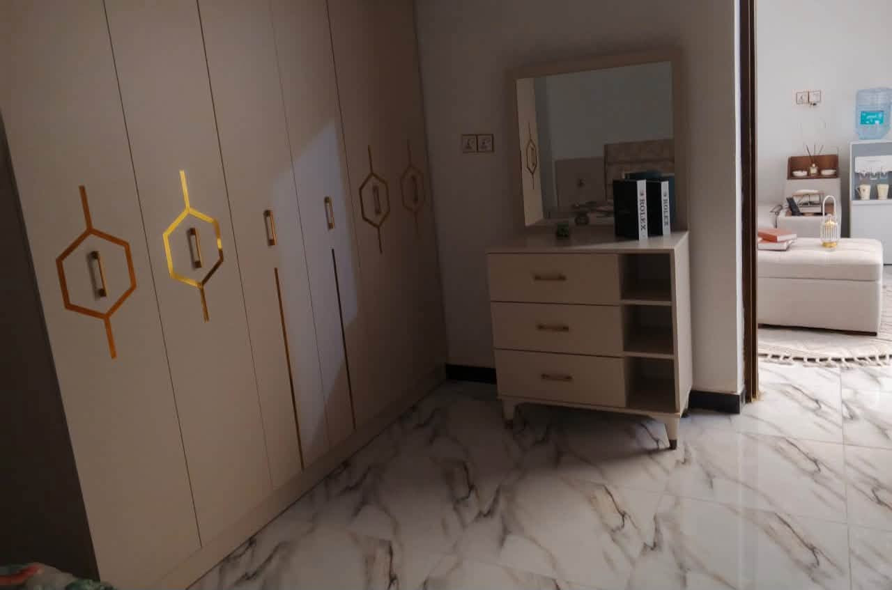 🏡 للبيع دار 100 م² مؤثثة بالكامل – جاهزة للسكن 🏡
📍 العنوان: الإسكان الصناعي / الحولي الجديد
📄 طابو صرف – رقم العقار: 3/3592

✨ موقع مميز جداً
✅ مقابل حديقة عامة
✅ واجهة على الشارع العام
✅ جميع الخدمات متوفرة (تبليط، أرصفة، كهرباء، إنترنت)

مواصفات الدار:

* ديوانية خارجية
* حمام خارجي
* طارمة
* هول
* غرفة نوم
* مطبخ
* حمام داخلي
* منور

🛋️ الدار تُباع مع الأثاث بالكامل، ومنها:
✔️ 3 سبالت أوكس (2 طن)
✔️ غرفة نوم تركية
✔️ تخم زان مصري
✔️ كورنر من الجشعمي (يتحول إلى سرير)
✔️ مطبخ مرمر وخشب
✔️ طباخ عشتار
✔️ ثلاجة وبراد ماء
✔️ 3 شاشات 4K
✔️ كاميرات مراقبة
✔️ زوالي وستائر
✔️ ميز طعام مرمر
✔️ أغراض المطبخ كاملة
✔️ حتى المولدة مشمولة بالبيع.

💯 البيت جاهز للسكن، ما يحتاج غير تجيب ملابسك وتسكن.

💰 السعر النهائي: 100 مليون دينار عراقي (شامل الأثاث).

📞 للاستفسار: ***********
