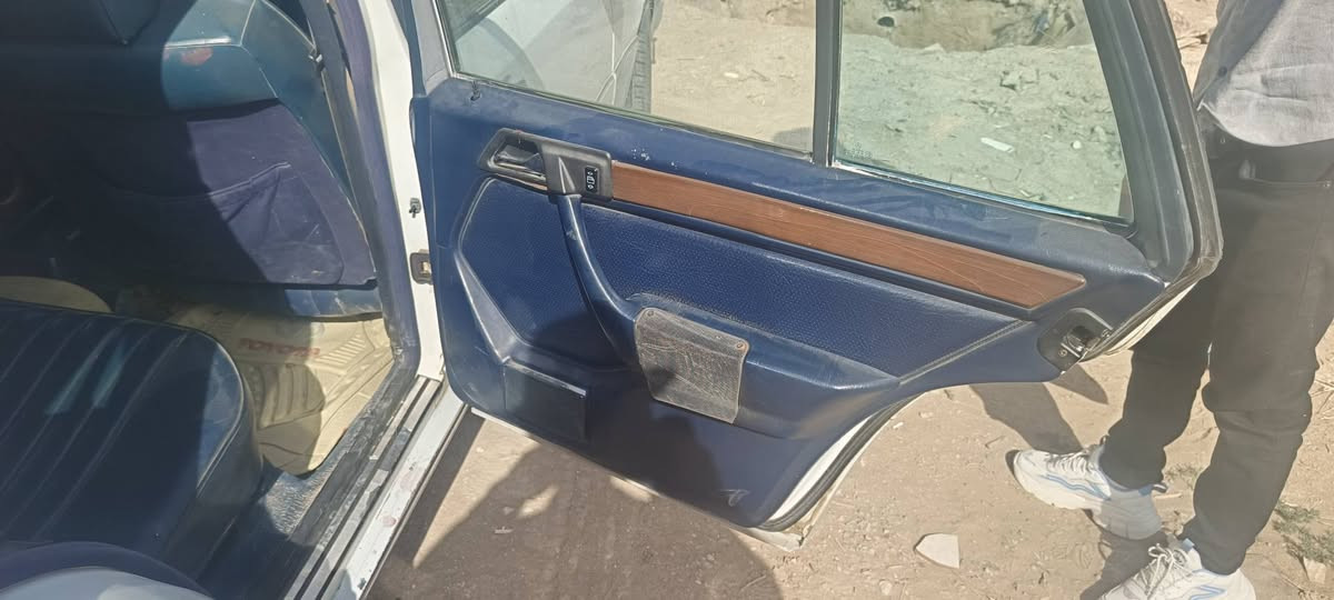 السلام عليكم 
مارسيدس 300 رقم بغداد 
مكينه محورها كابريتر سوبر  ونضام العنكبوت موجود بيها خيط بخار من قبق الولفات 
تايرات جدد حداديه 70%
كير سليم بولبرينات وباتري جديد 
لايت زنون عالي وناصي 
سعرها 31 مكانها ديوانيه 
***********
