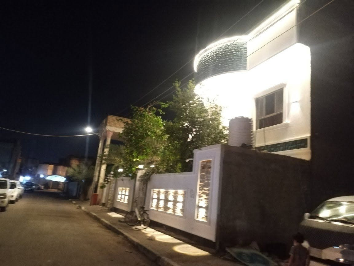 بيت بحي المهندسين طابقين خلف صيدليه جذع اانخله وصالون حلاقه هلين المساحه 330m سبع غرف نوم ديوان صالتين حمامات اربعه حديقه مشايات باسمي انا جاهز للاستفسار***********
