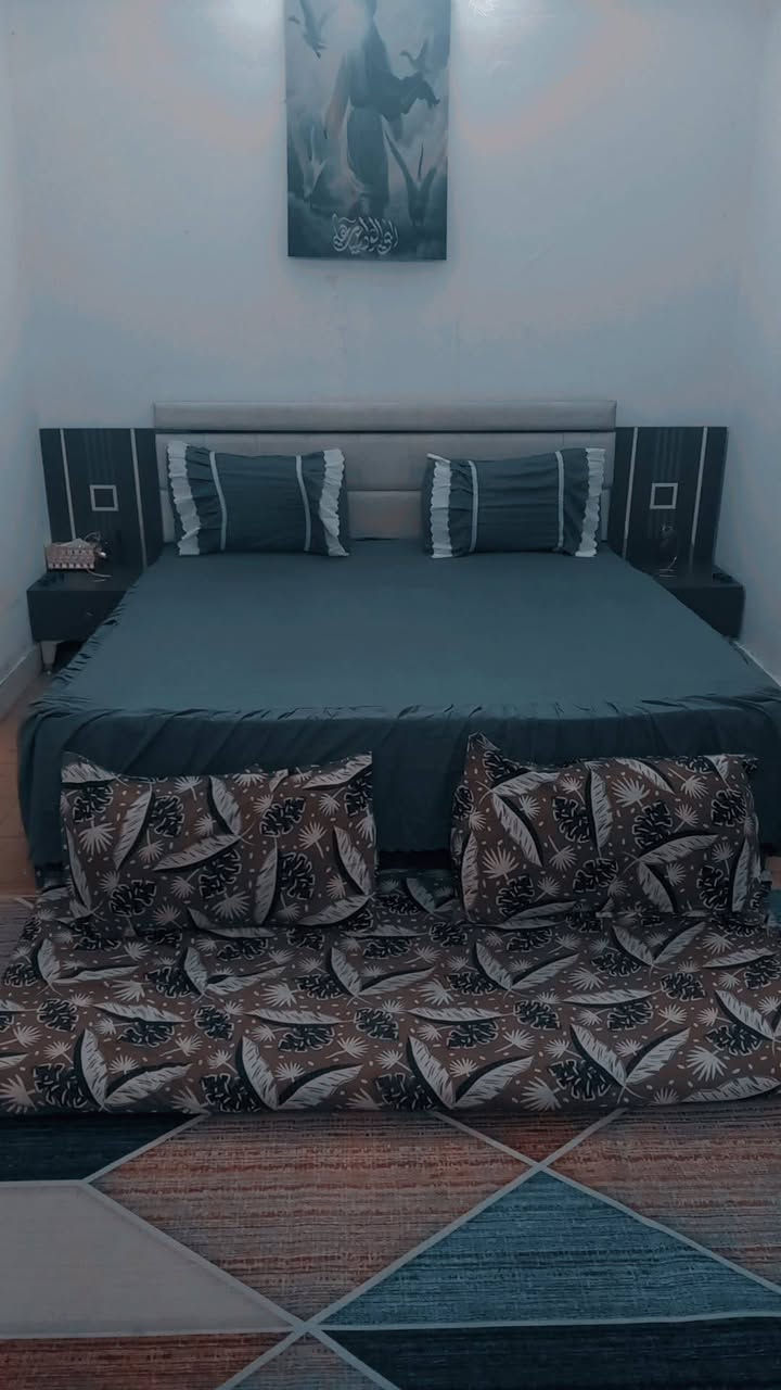 سلام عليكم غرفه نوم تركيه نضيفه واضحه الي بل صوره 5 قطع السعر 300 وبيهة مجال ***********واتساب
