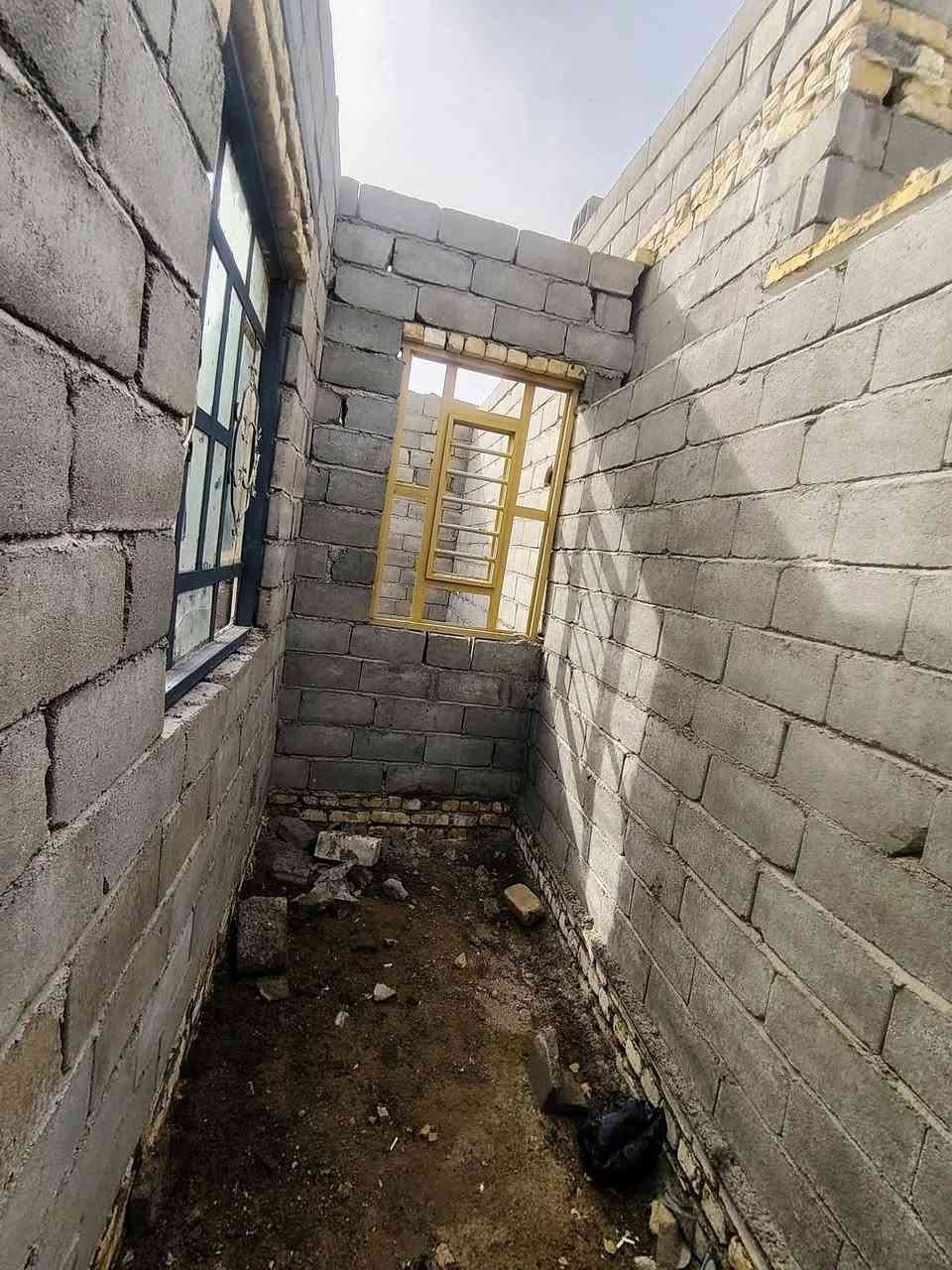 هيكل م٢٠٠ للبيع عد ال مجيبل قرب المعارض  شيلمان وياه ١٩ شيلمانه بيبان خشب ٢ وحديد ٢  باقي بس العكادة ماي واصله مجاري مسسه ومخزن كامل ٣ ب٣  باب الريسي تفصال مترين ونص  باقي بس العكاده وبصفه قطعه متين متر للبيع تفاصيل عل رقم ***********
