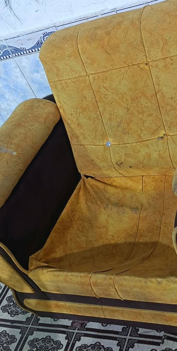 للبيع 
طخم قنفات خمس قطع  2اكبار وحده وصط و2 صغير  مستعمل للبيع  بحاجه الى تصليح  شوف العين  سعره 125  واتساب فقط  *********** 
ذي قار سوق الشيوخ.
