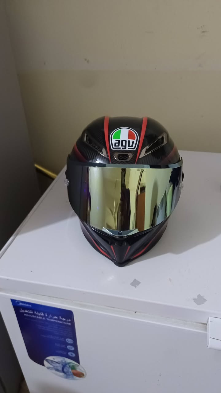 عندي هاي الخوذه كوالتي ماستر كاربون فايبر AGV Pista GP RR Carbon (Master Quality / Replica)
كلش نضيفه شكد تسوه 
***********
