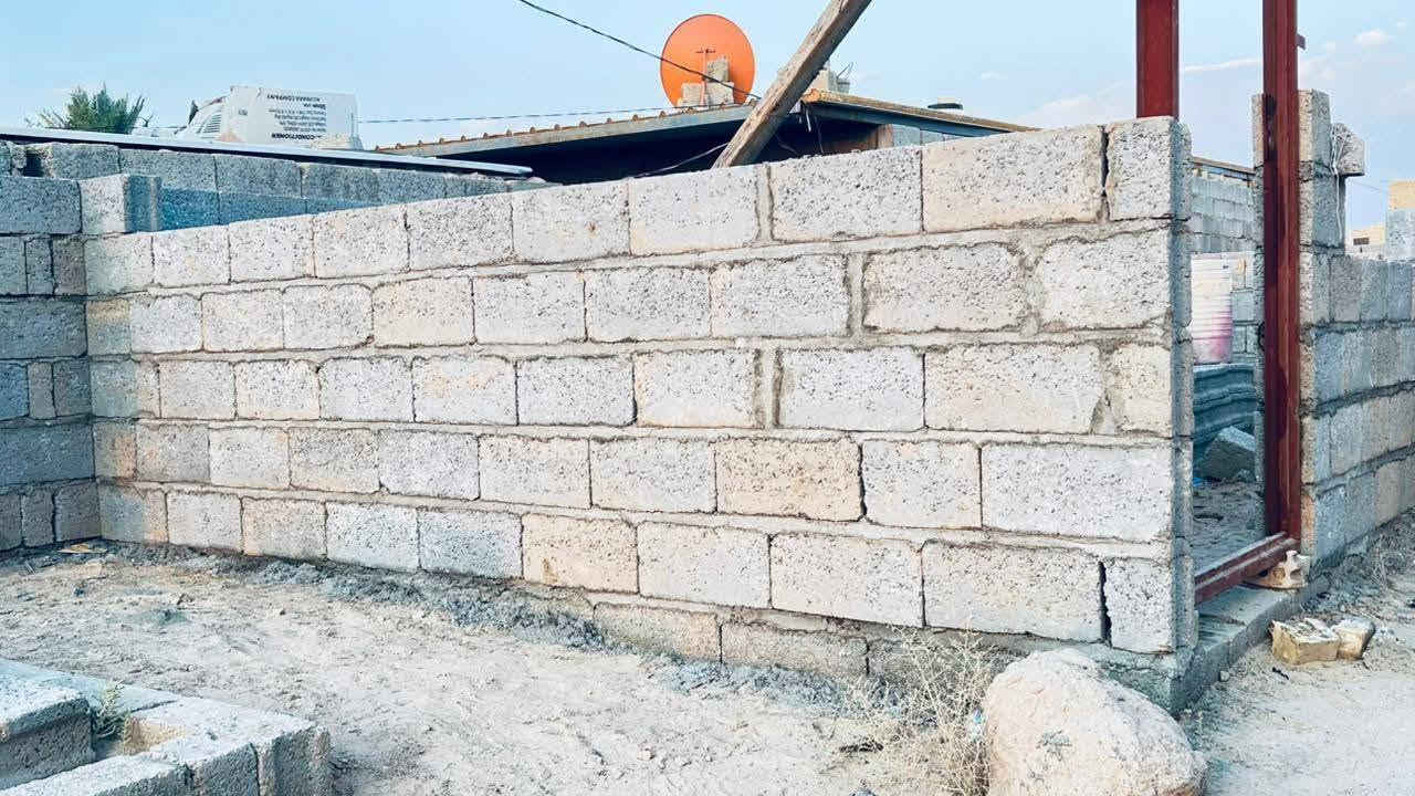 سلام عليكم اني خلفه بناء بلوك شرط التزام ونضافه العمل. اشتغل داخل الصويره و خارج.  شغندك بناء اني حاضر. رقمي  ***********

