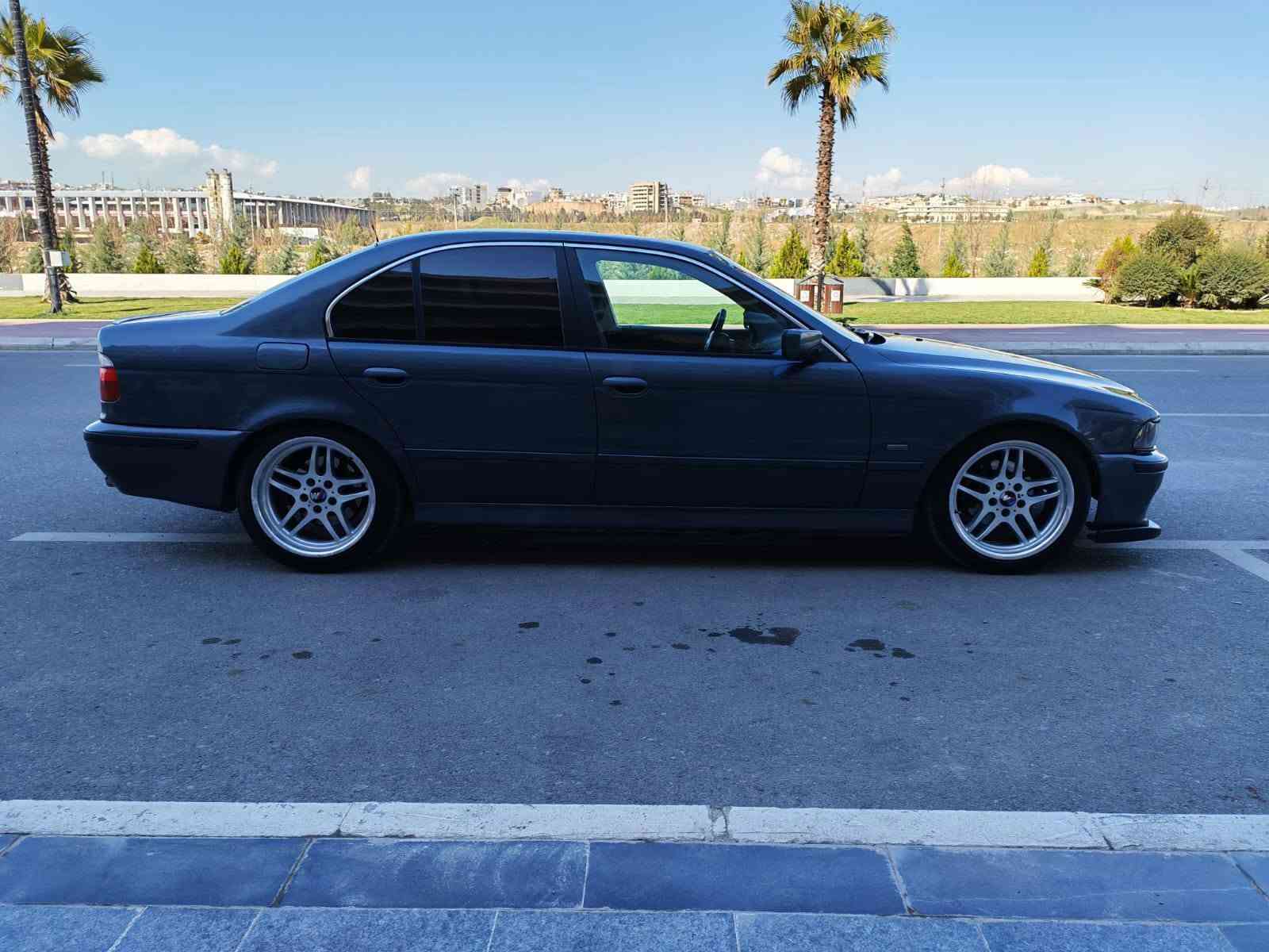 Bmw e39 
مۆدێل ٢٠٠٠ کوشن جڵد سلاید تەحدید سورعە سێ گێڕ ئۆتۆ عادی سپۆرت 
مەکینە ٥٢٥ بەرمەجەی لەسەرە پۆپ باگی لەسەرە چوار تایەی لۆکی لەژێرە زۆر پاك و جوانە ماڵی دۆستە دەعامی پێش و پشت ئێم دیفیوزەر و لەحیەی سپۆرتی بۆ داندراوە شاشە ئایپادی بۆ بەستراوە شتی شاز 
تەبرید سارد و گەرم لەسەر سویچ بەس ماشاالله ئەوێ سەیارەکە 
ڕەقەم کەرکوکە سەنەوی پلاستیکی لەگەڵە
ڕەسمی سۆنەریم داناوە هیچ ناوگرتنێکی نیە گشت گیانی کەپسە 
***********
*********** السليمانية, العراق
