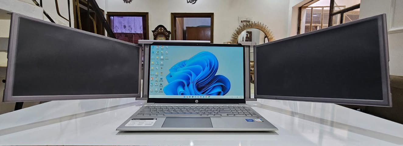 موسع شاشات اللابتوب الجانبية (Portable Tri-Screen Monitor) موديل S1 الجديد بالكرتون – بسعر تعاوني 
السلام عليكم،
للبيع موسع الشاشات الجانبية المحمول المخصص لأجهزة اللابتوب (Portable Tri-Screen Monitor) موديل S1 المعروف. هذا الملحق يركب مباشرة على شاشة لابتوبك الحالي ليحوله إلى محطة عمل متكاملة تحتوي على 3 شاشات في وقت واحد (شاشتان إضافيتان على الجوانب)، وهو ممتاز جداً للمبرمجين، المصممين، المتداولين، والطلاب لزيادة الإنتاجية وإنجاز المهام بسرعة وسهولة.
✨ مواصفات وحالة القطعة:
المقاس والدقة: الشاشات الجانبية تأتي بحجم 14 إنج وبدقة عالية FHD 1080P.
الوضعية: جديدة تماماً بالكرتون الأصلي واستخدمت للتجربة فقط.
الملحقات الكاملة: يأتي مع كرتونه وتغليفه المصنعي وكافة كابلات التوصيل الأصلية (كابلات الميني HDMI، وكابلات التايب سي والـ USB المخصصة لنقل الصورة والطاقة).
⚠️ ملاحظة هامة للأمانة وإبراء الذمة:
الشاشة الجانبية اليسرى تعمل بكفاءة ممتازة 100% وبألوان صافية.
الشاشة الجانبية اليمنى عند بداية تشغيلها وهي باردة تظهر فيها خطوط أفقية متحركة، وبعد دقائق معدودة من تشغيلها واستقرار الطاقة تختفي أغلب هذه الخطوط تماماً ويتبقى خطان رفيعان جداً وثابتان لا يؤثران على تصفح البيانات أو الاستخدام نهائياً.
💰 السعر المطلوب: 135.000 (قابل للتفاوض البسيط مع المشتري الجاد والصادق). السعر تم تخفيضه بسبب الملاحظة المذكورة.

التفاصيل داخل الصور / للتواصل *********** واتس اب توصيل بغداد (5) آلاف محافظات (6) الاف للمزيد زوروا صفحتنا على الفيس بك 

https://www.facebook.com/profile.php?id=61560710157601
