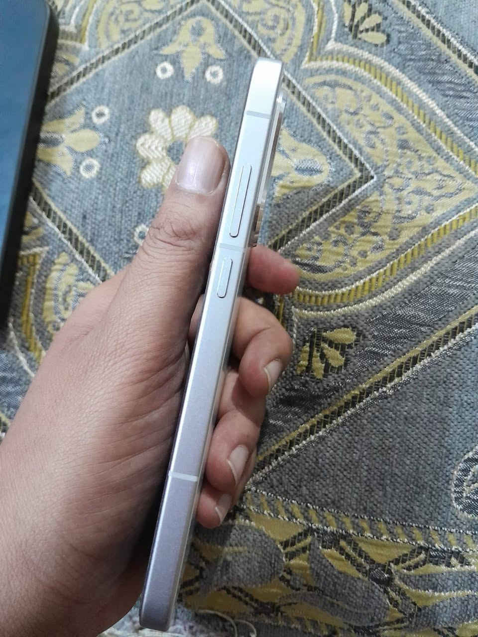 بوكو F7 • ذاكرة ٥١٢ • بطارية ٩٨