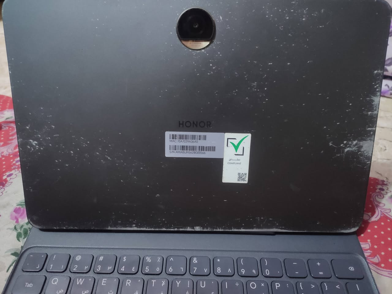 شاشة مقاس12.1 إنش بدقة 2.5K ومعدل تحديث 120 هرتز. يعتمد على معالج Snapdragon 6 Gen 1، ويحتوي على ذاكرة عشوائية 8 [جيجابايت، مساحة تخزين 256 جيجابايت، ثمانية مكبرات صوت، وبطارية بسعة 8300 [ميللي أمبير. 
معالج Qualcomm Snapdragon 6 Gen 1 ثماني النواة بتقنية 4 [نانومتر.ذاكرة عشوائية (RAM) بسعة 8 [جيجابايت (مع إمكانية التوسعة الإضافية للذاكرة الافتراضية).مساحة تخزين داخلية بسعة 256 [جيجابايت.الصوت والصيحات التقنيةنظام صوتي يضم 8 [مكبرات صوت مدمجة ومحسنة لتوزيع الصوت المحيطي.كاميرا خلفية بدقة 13 ميجابكسل.كاميرا أمامية للاجتماعات والمرئيات.البطارية والاتصالبطارية بسعة 8300 [ميللي أمبير.يدعم اتصال الواي فاي.تصميم معدني أنيق ونحيف ويدعم المليار لون بدقه 8K ويحتوي على ابرع منافث للصوت يعني صوته كلش عالي  

ملاحضات الجهاز والنواقص لي بي : الجهاز مفيد جداً للافلام والمشاهدة ومفيد الألعاب الذي لا تحتاج الى جيرسكوب لان الجهاز لا يدعم هاذي الخاصيه لاكن مفيد جداً للاعب مثل بيس والسيارات والطيارات الحربيه والألعاب ومفيد ايضآ في الدراسه والى اخره وحجم الشاشه جداً مناسب للافلام ويعطيك روأيه جميله وواضحه لانه يدعم المليار لون ويحتوي على اربع مخاارج صوت صوته كلش عالي الفطورات الموجوده ليسه على الشاشه بل على لاصق الحمايه والشاشه لا يوجد خدش بيها والكفر او الكيبورد الخاص بيه يعمل وبشكل جديد جداً لا يحتوي على اي خراب لاكن القاعده مالك كيبورد من الأعلى من الجهتين مكسوره وهاذ الشي لا يأثر بعمل الكيبورد نهائيآ 

سعر الجهاز 300 الف
توتصل ***********
