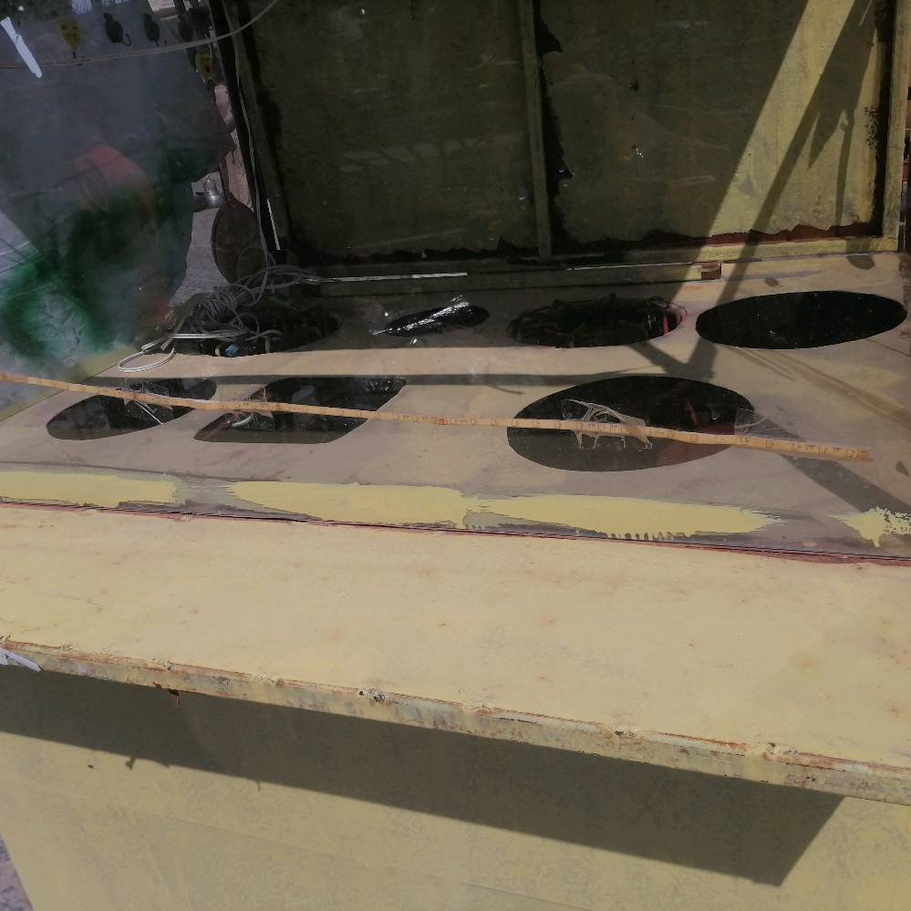 عربانة للبيع حجم كبير جدا ترهم مشروعين
شنو نوع العربانة بالضبط وموديلها/تفصيلها؟ يعني مهيأة لأي مشروعين أو شنو الاستخدامات اللي تنفع إلها؟: 
ترهم مشروعين مثلا لبلبي وباقلة او اكلات شعبية 
وين موقعك هسه؟ وأي محافظة/منطقة حتى الزبون يعرف إذا تكدرون توصلونها لو الاستلام من عندك؟: 
الانبار فلوجة
العربانة شنو حالتها من الداخل والخارج؟ بيها صدا/تسريب/تحتاج تصليح أو بس شغل تجميلي؟: 
تحتاج صبك فقط
شنو المعدات والملحقات الموجودة وية العربانة؟ مثل الكهرباء، التمديدات، الشبابيك، الأرفف، الخزائن، أو أي شي ناقص؟: 
طباخين ثابتات ومنضم و3 تايرات مال دراجة ومجهزة بالجام بيها خزن داخلي للاحتفاظ 
السعر شكد؟ وهل قابل للتفاوض أو أكو توصيل/نقل مبرمج حسب طلب المشتري؟: 
السعر 360 الف بيها مجال لايوجد توصيل