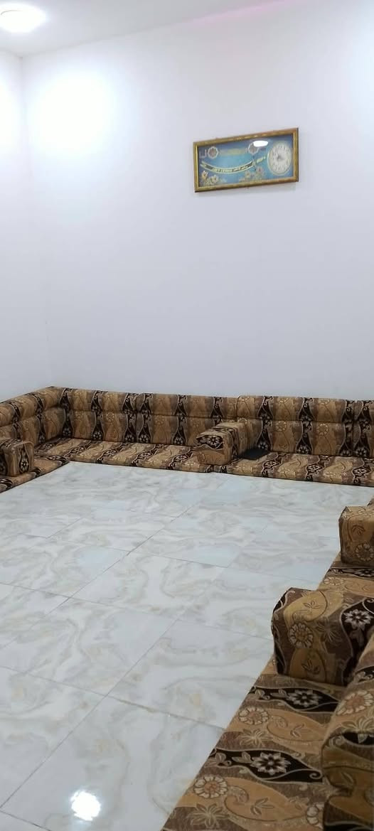 السلام عليكم 
بيت للبيع في العكر وره المحطه القطار، .
مساحة البيت: 200 متر.
السعر: 70مليون وبيه مجال.
للتواصل والاستفسار، الاتصال على الرقم التالي:.......... ‏‪***********‬‏
