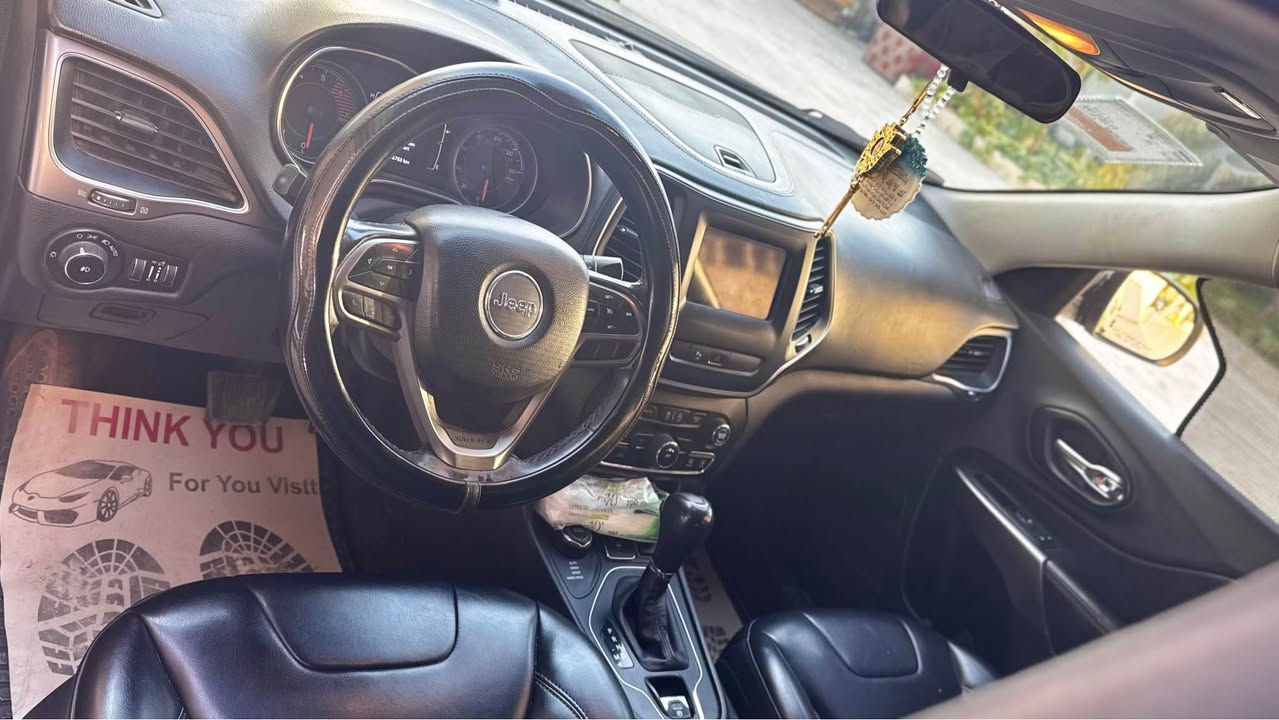 🚘 جيب بزون 2019 فور ويل  لايتود 

✅ محرك 2000 تيربو
✅ الممشى: 107 ألف كم
✅ حدادية خير من الله
✅ تبريد ثلج
✅ رقم بغداد جديد (مشروع وطني) بااسمي 
✅ تايرات جديدة
✅ إدامة كاملة 
✅ السيارة نظيفة جداً واستعمال شخصي

🔹 حادث خفيف  وتم إصلاحه بشكل ممتاز، ضرره بالعراق فقط بجانب السائق يم يده الباب دحجه صغيره  عند الحافة.
🔹 دواخل السيارة وبديها نظيفة جداً ومال جناي.
🔹 السيارة جاهزة ولا تحتاج أي مصروف.

💰 السعر: 125 ورقة للاستفسار *********** البصرة, العراق
