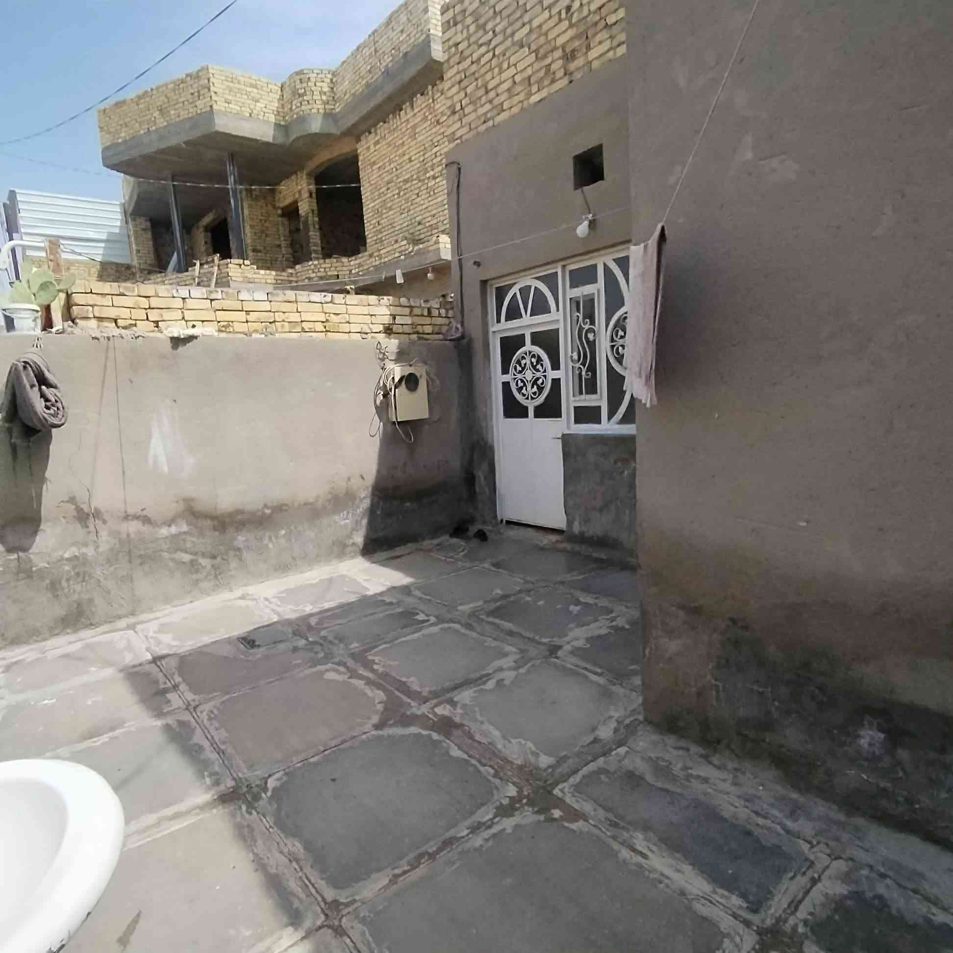 🏠 للبيع دار سكني في موقع مميز – حي الجامعة
🎓 الموقع: قريبة من الجامعة، حوالي 10 دقائق مشيًا

دار سكني مرتبة وجاهزة للسكن، تقع في حي الجامعة – شارع حيدر بن حجي هندي، بموقع هادئ ومميز وقريب من الخدمات والمدارس.

📐 المساحة: 150 م²
📜 السند: 25
🏗️ نوع البناء: أساس طابوق، بناء بلوك، إعكادة
🚰 الخدمات: متوفرة
السعر : 50 

تتكون الدار من:
• صالة
• مطبخ
• استقبال
• غرفة
• صحيات

✨ الدار مرتبة وجاهزة للسكن ومناسبة للعائلة، وموقعها ممتاز لقربها من الجامعة والخدمات.

📞 للاستفسار والاتصال:
***********
