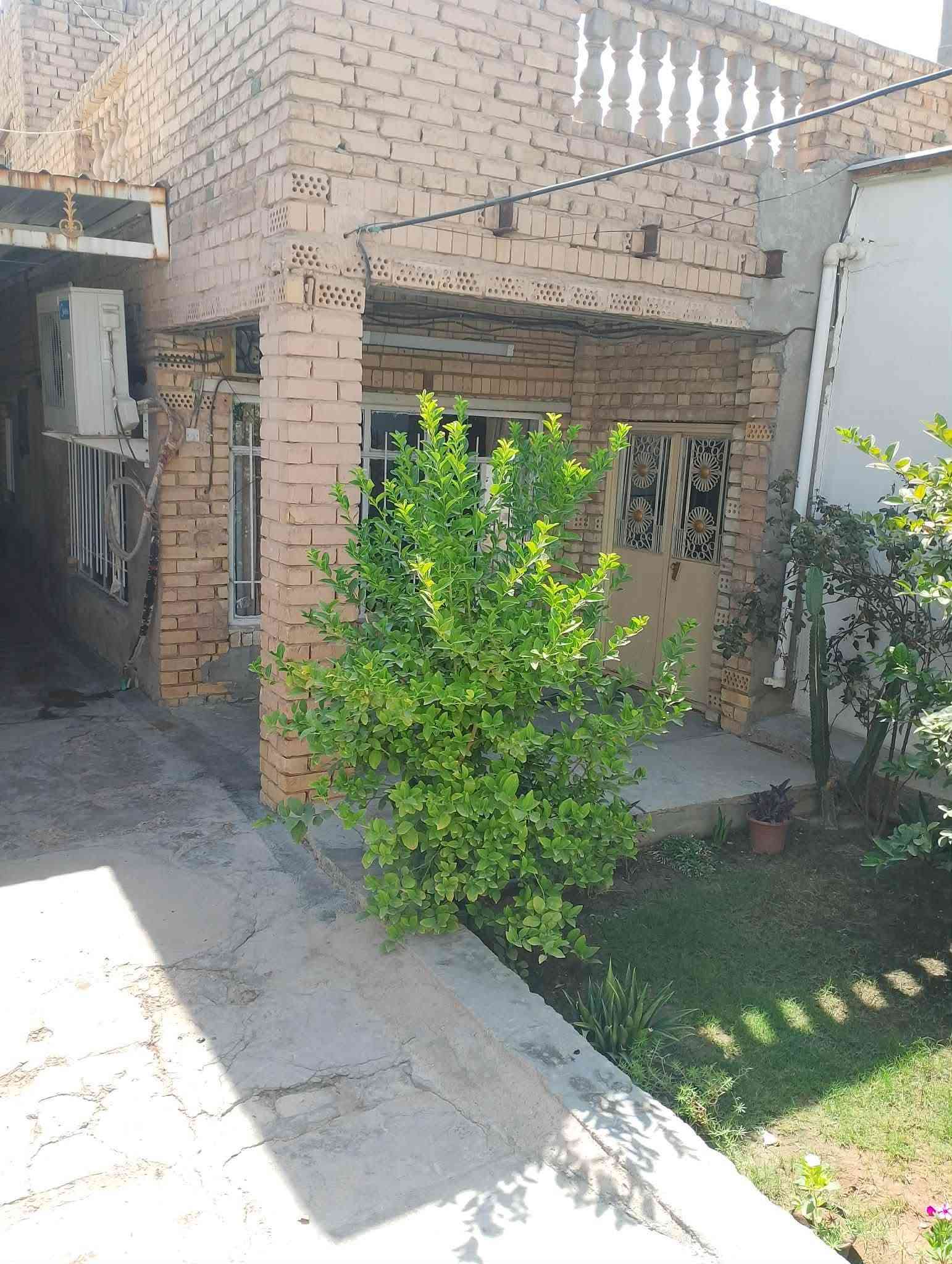 بيت للبيع مساحه مالته 304طابو صرف سند يتكون من هول صاله غرفتين نوم مطبخ ترك ورة البيت هم مشتمل مئجر واجهة 15نزال 20بصف طابو قريب على جامع سعد وقريب عل السوك هم بيت خير من الله بل عافيه عل ياخذهة الاستفسار على رقم واتساب *********** سلمان باك مدائن
