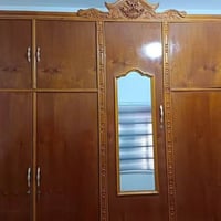غرفه اخشاب • نظيفه • ميز تواليت
