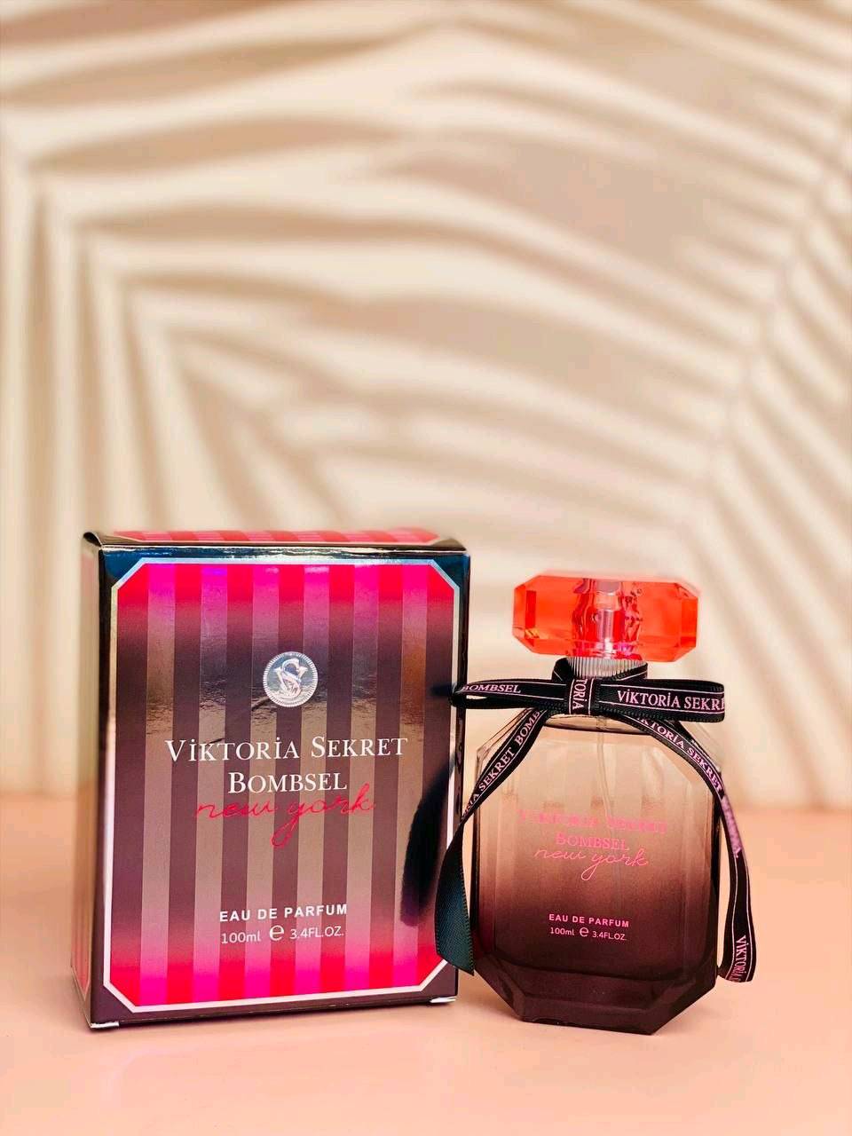 Victoria secret Bombshell 
فكتوريا سكرت عطر نسائي يحمل مجموعة من المشاعر والأحاسيس في تركيبته تجعل كل أنثى تنبض بالسعادة 🌷لأنكِ الأرقى اذن تستحقينه🌷
VICTORIA'S SECRET BOMBSHELL
عطر فكتوريا سكرت بومبشيل النسائي_
فكتوريا سيكرت بومشيل عطر رائع من العائلة الفاكهية الزهرية الفواحة برائحة تضج بالحياة والانتعاش تدوم طويلا. بمزيج من المكونات المتناسقة مع بعضها البعض لتعطيك الشعور بالجاذبية والثقة طوال اليوم

إفتتاحية العطر 🩷 الباشون فروت، الجريب فروت، الأناناس، اليوسفي و الفراولة
قلب العطر 💜 الفاوانيا، أوركيد الفانيلا، التوت الأحمر، الياسمين و زنابق الوادي
قاعدة العطر 🩷 تتكون من المسك، الأخشاب و طحلب البلوط❤️❤️❤️❤️🌹
الحج100ml

السعر ١3 الاف
🚘يوجد خدمة توصيل لجميع محافظات العراق5000 الاف?***********?