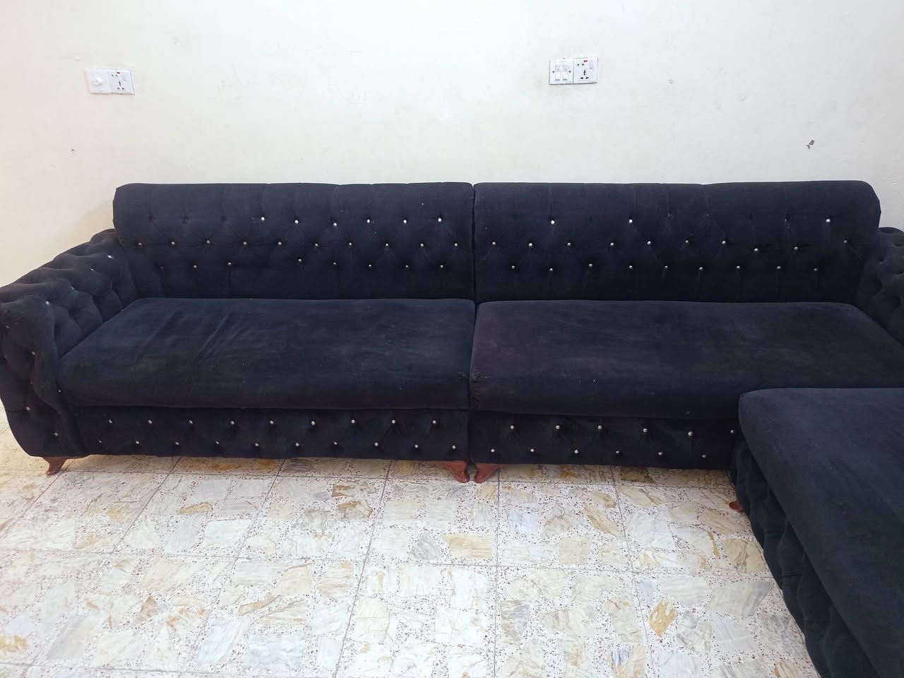 كنب ٨ مقاعد • درجة اولى • قابل تفاوض