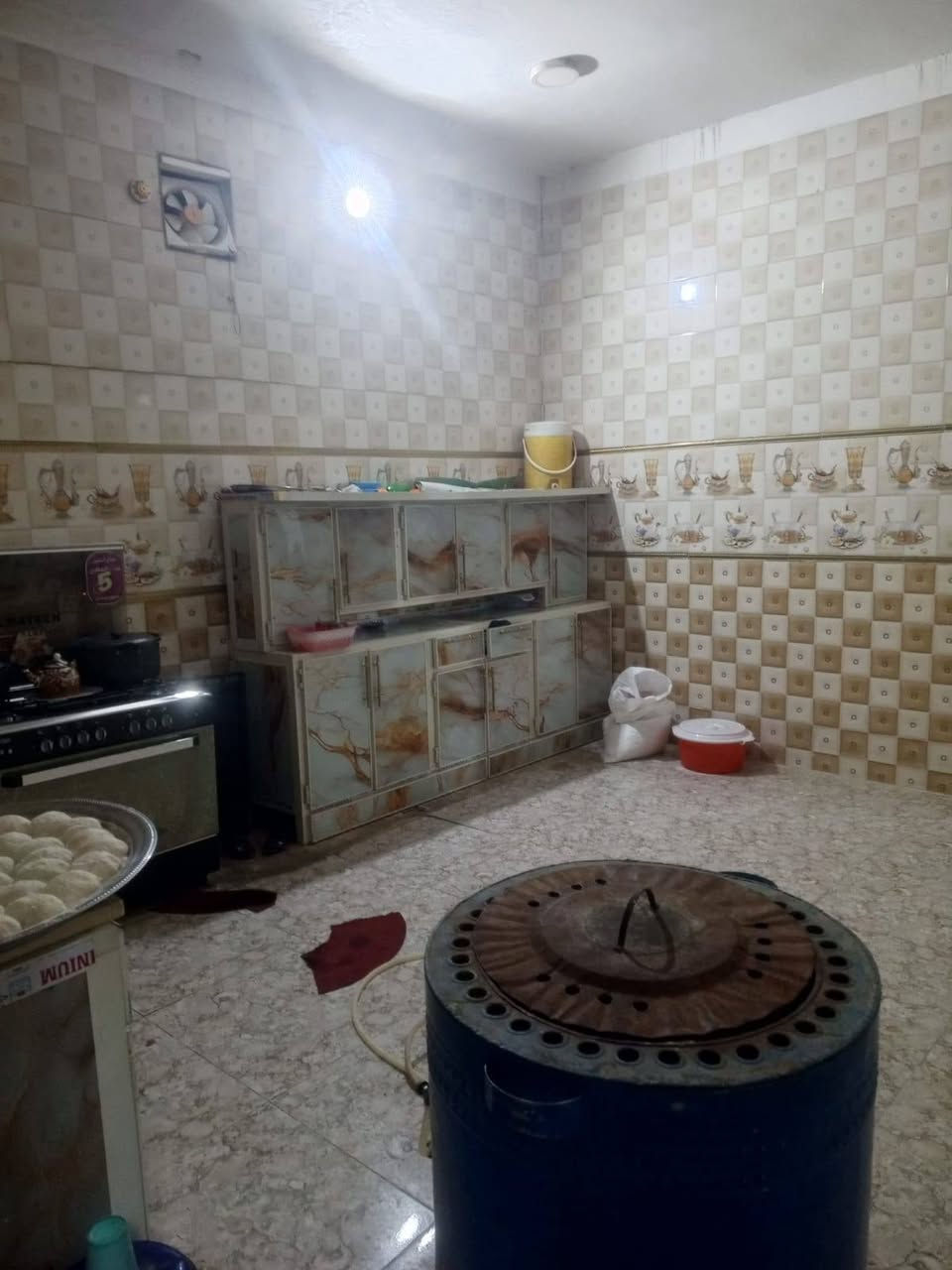 سلام عليكم يعلن مكتب الحمداني عن وجود دار سكني للبيع في حي كمال مقابل حي البكر مساحه الدار ٢٠٥ متر عدد الغرف ٢ صحيات وستقبال ومطبخ وطارمه وصحيات خارجيه السعر ٤٥ مليون وبي مجال للتواصل والاستفسار مراجعه مكتب الحمداني مفرك السده او الاتصال علئ الارقام ***********
