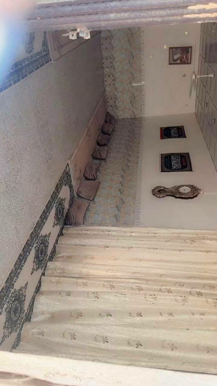 بيت للبيع  عنوان ديوانيه  بحي العسكري الاول خلف ملعب النجمه على ساحه.. مساحته 240 بناء قديم طابقين الطابق الاول كونكريت والثاني عكاده*********** هذا بي واتساب اتصل
