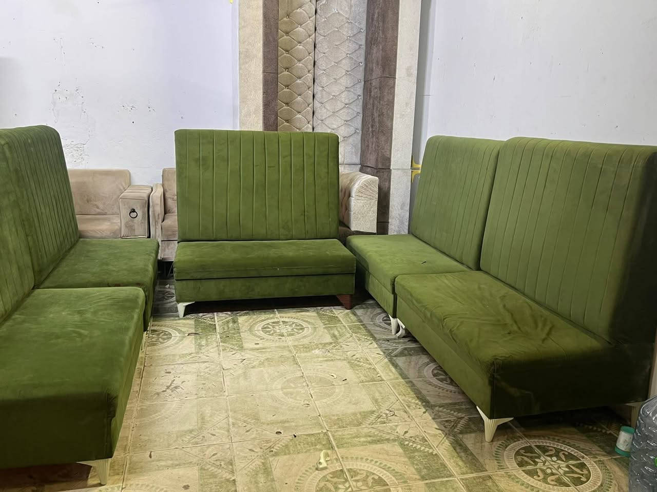 سلام عليكم قنفات مستعمله للبيع السعر خااص)***********
