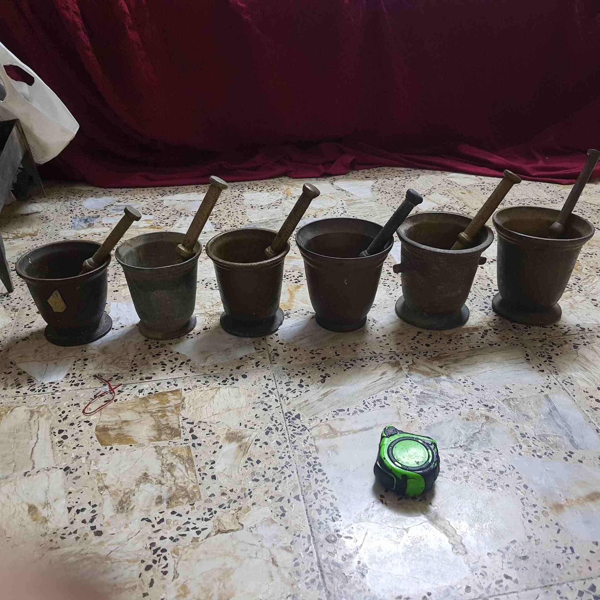 السلام عليكم اخوان ستت هاونات نحاس ثقيل القياس الارتفاع ١٦ سم واثنين ١٥ سم وثنين ١٤ سم واحد ١٣ سم للبيع يوجد توصيل 
***********

