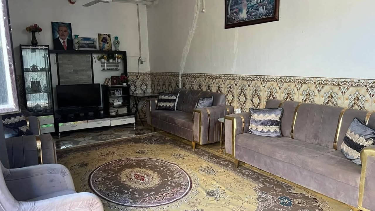 السلام عليكم
بيت زراعي للبيع المساحه 220 م 
كاشي البيت كامل - 3 غرف كبار - صاله جبيره -  مطبخ جبير - استقبال جبير - مجمع حمامات خارجي داخلي - حديقه جبيره 
حي العسكري الغربي منطقه ابو شهاب 
السعر 33 وبي مجال بسيط 

***********

نص مكتوب في الصور:
- غرفة 5*4
- غرفة 4*4
- صالة
- 5*5