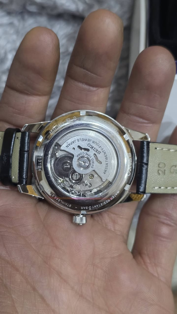 ✨ ساعة Seiko Presage أوتوماتيكية فاخرة - دقة وصناعة يابانية عريقة ✨
​للبيع ساعة SEIKO الأصلية بتصميم كلاسيكي ساحر يجمع بين الفخامة والتميز، مناسبة لعشاق الساعات الفاخرة وللمناسبات الخاصة.
​📌 أبرز المواصفات والتفاصيل:
​الماركة: Seiko (سيكو).
​السلسلة: Presage (بريساج الأصلية).
​المينا (القرص): باللون الأخضر الملكي الفريد مع نقشة تعكس الضوء بشكل ساحر، ومؤشرات وأرقام ذهبية بارزة مع نافذة لتاريخ اليوم عند موضع الساعة 3.
​الماكينة: حركة أوتوماتيكية آلية (Automatic - 4R35) أصلية، مع غطاء خلفي شفاف يظهر تفاصيل التروس والماكينة الفضية بدقة عالية.
​السوار: جلد طبيعي فاخر باللون الأسود، مريح جداً وعالي الجودة.
​الملحقات: تأتي كاملة مع العلبة الأصلية الفاخرة للعلامة التجارية.
​الحالة: بحالة ممتازة جداً، نظيفة وخالية من العيوب وبأعلى جودة للتفاصيل.
ملاحظه: جديد غير مستخدم
📍 الموقع/التوصيل: [النجف الاشرف]
📞 للطلب أو الاستفسار: يرجى التواصل عبر الرسائل الخاصة أو الرقم: [***********]
