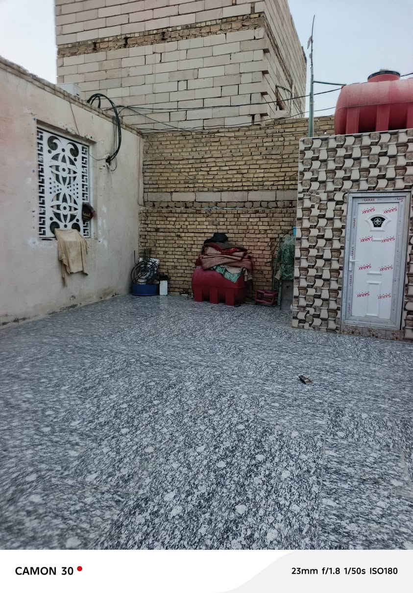 يا الله بيت مساحة 240/يم شارع صدرين جديد غريب عله مجسر سكان جديد/ بيت بنا حديث طابوك صب كونكريت/يحتوي عله غرفتين نوم وصاله ومطبخ ودوانيه /وحمام داخلي  وحمامات خارجيه /شبابيك وبيبان تفصله كله/ ***********  /
