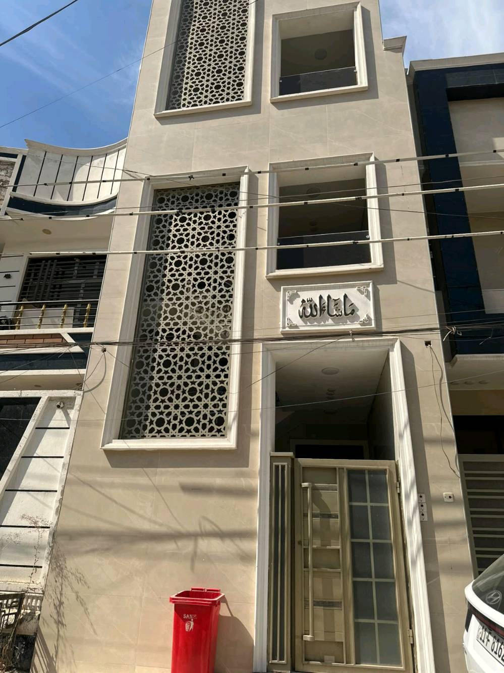 بناية متكونة من ثلاث شقق
كل شقة غرفة واحده و صاله و مطبخ
مجهزة بخزان ماء و سخان بناية تم انشاؤها في عام2025 
موقعها في حي الاساتذة - حي الجهاد
جاهزة للايجار 
للاستفسار :  
***********‎