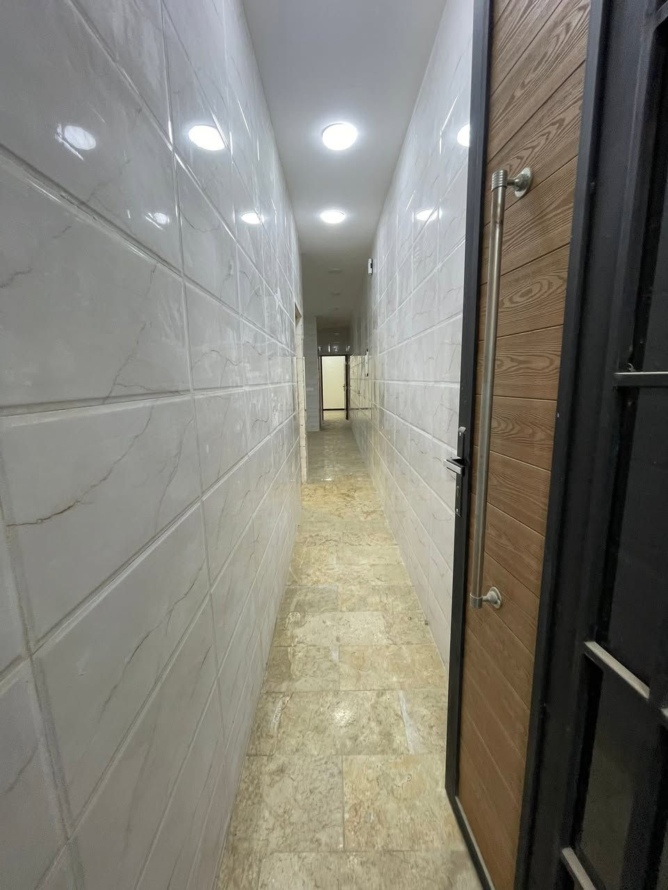 دار حديث لبيع المساحه 100 الواجهة 5 والنزال 20 
يحتوي على استقبال مطبخ خدمات غرف نوم عدد 3
سطحين البيت فول حديث
العنوان شارع اسواق المركزيه تجار الاولى قرب هايبر ماركت
الهاتف ***********
