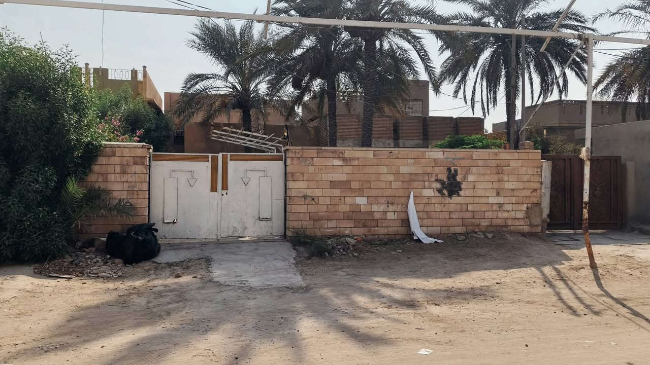 السلام عليكم ورحمة الله وبركاته
دار طابو صرف المساحه 410 متر مكانه كولش حلو  شارع عريض كولش مكانه حله نادر الاولى مقابيل معمل ثلج القديم سعره مناسب بلنسبه لموقعه بناء وسط يصلح للسكن حوالي 15 سنه بعد  خلف حسينية حنتوش خاص او اتصال ***********
