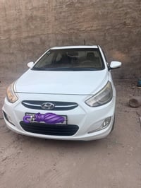 اكسنت ٢٠١٦ خليجي ماشية ٩٥ والسيارة بدون حادث فقط رصعات بالجانب الايمن ...