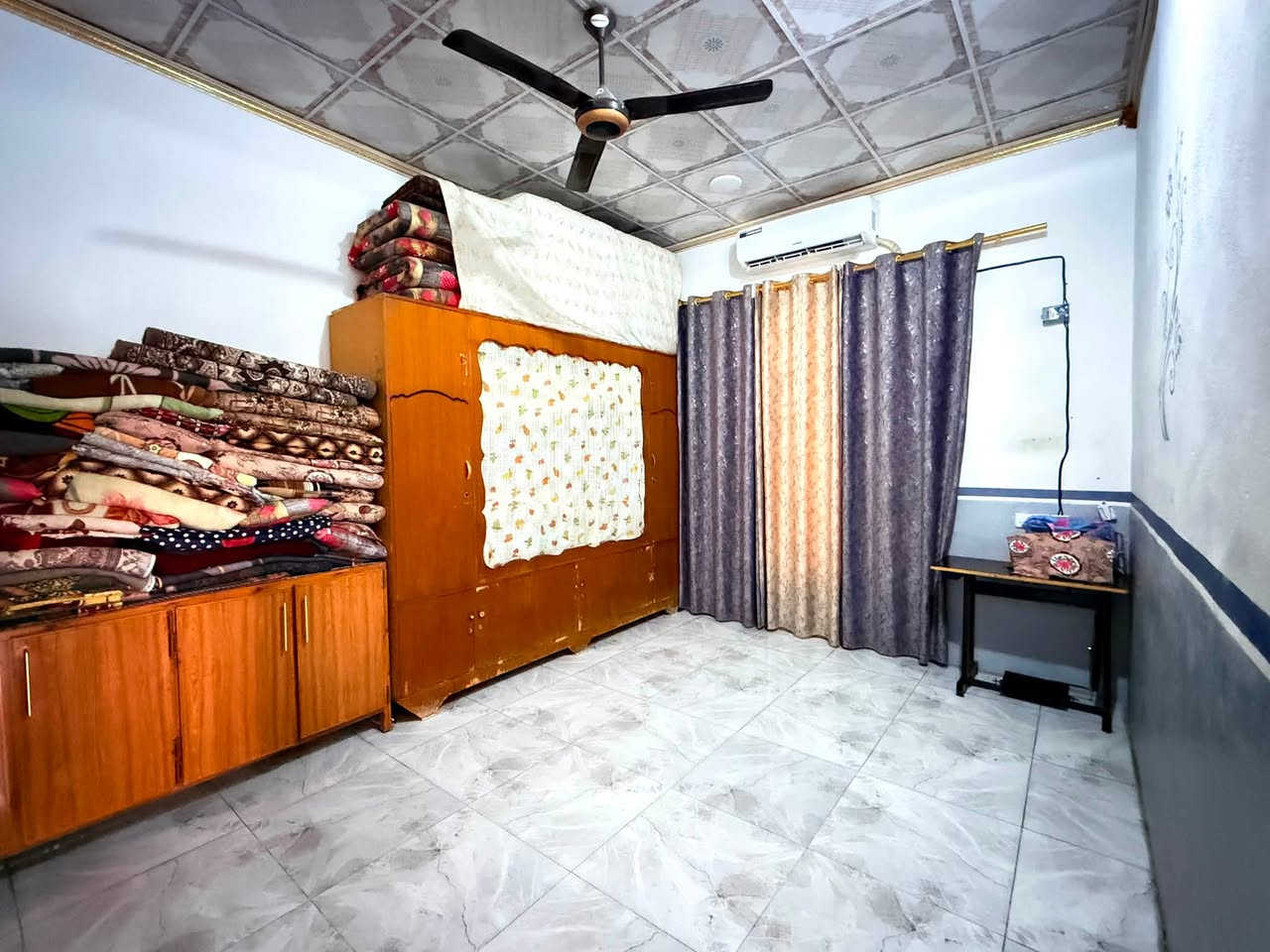 دار سكن للبيع جلولاء حي التجنيد قرب الشارع العام واسواق زياد 

يحتوي على استقبال 6*4 وغرفتين نوم 5*4 ومطبخ 5*4 مفتوح ع صالة  صحيات خارجية وحوش 
الارضية فول سيراميك وسقف ثانوي 

متوفر كافة الخدمات شارع صب وماء اسالة وبئر 

المساحة 150 متر 

للاستفسار ***********
