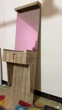 ميز حلاقة • للبيع • نضيف