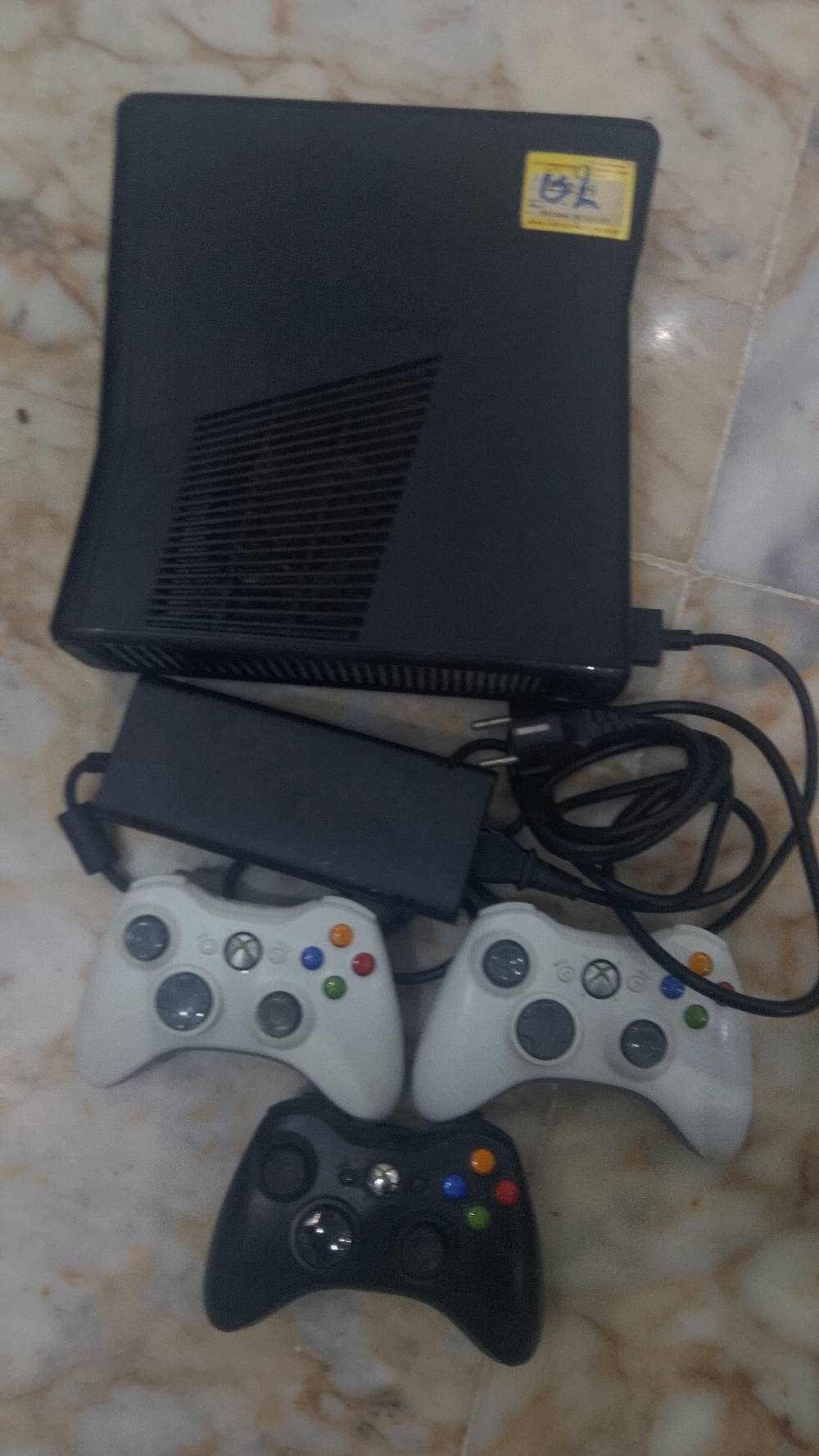 إكس بوكس360 
لون اسود طافي 
وياه 3 يده ثنين بيض واحد اسود
يدات بلوتوث ليس واير 
130 لعبه زوجي فردي 
من ضمنهن فيفه 2017 
جي تي A
كامل ملحقات 
بسعر 100 أقل سعر في سوك بنفس اضافه
*********** فقط واتس اب بدون دك رجائن رجائن
مكاني الانبار فلوجه