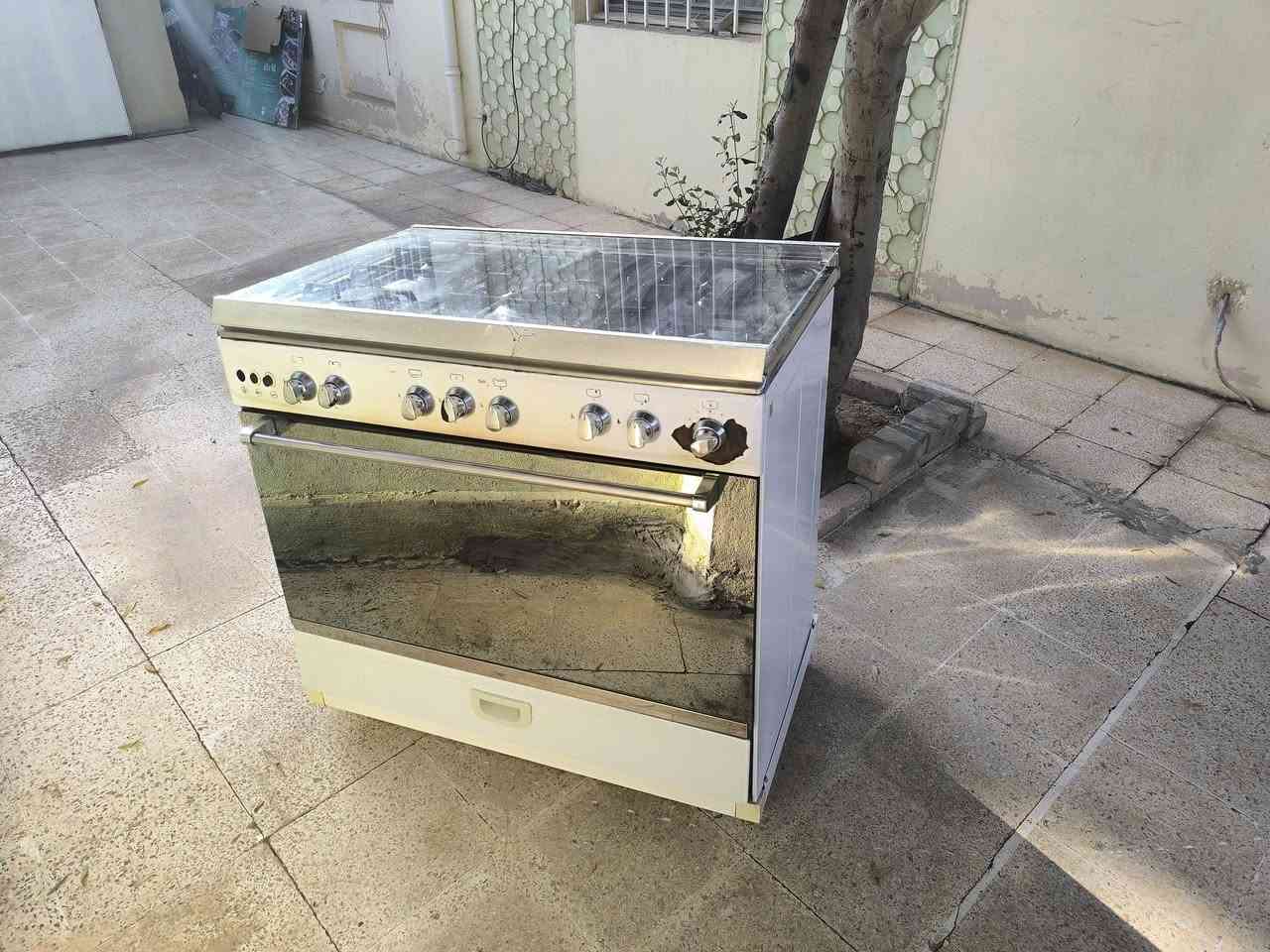 السلام عليكم عندي طباخ للبيع شرط  شغال  سعرو115الف 
مكاني حي دوميز 
الاستفسار ***********
***********

