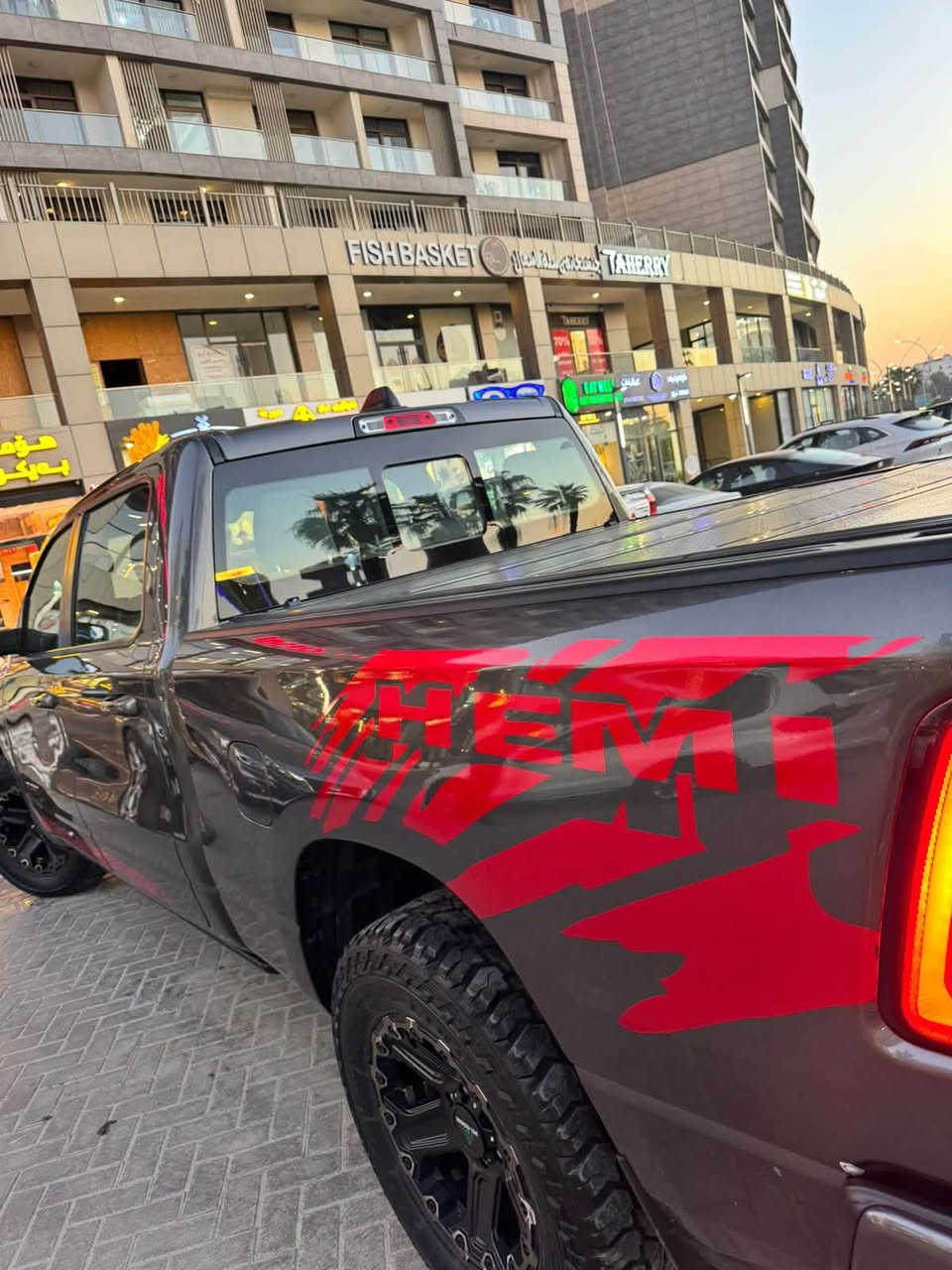 2022  المواصفات سبورت فول لاخير بس بدون جكات وبدون فتحه داخله كلين  وطابكها باب الشركه واجه واحد وطخها والتصليح والصبغ مثل ما وضح اني مسوي بدون اي داخل ولا ايرباك ولا مكان ثاني
الساره الاضافت العلها منضومه غاز ايطالي 750$ 
ويل امريكي 1100$ 
تخم تاير امريكي 900$ 
 السياره باب طويل بدي طويل 
للبيع او المراوس ب جارجر او جالنجر ارتي حصراً
السعر 320$ 
التواصل خاص ***********
