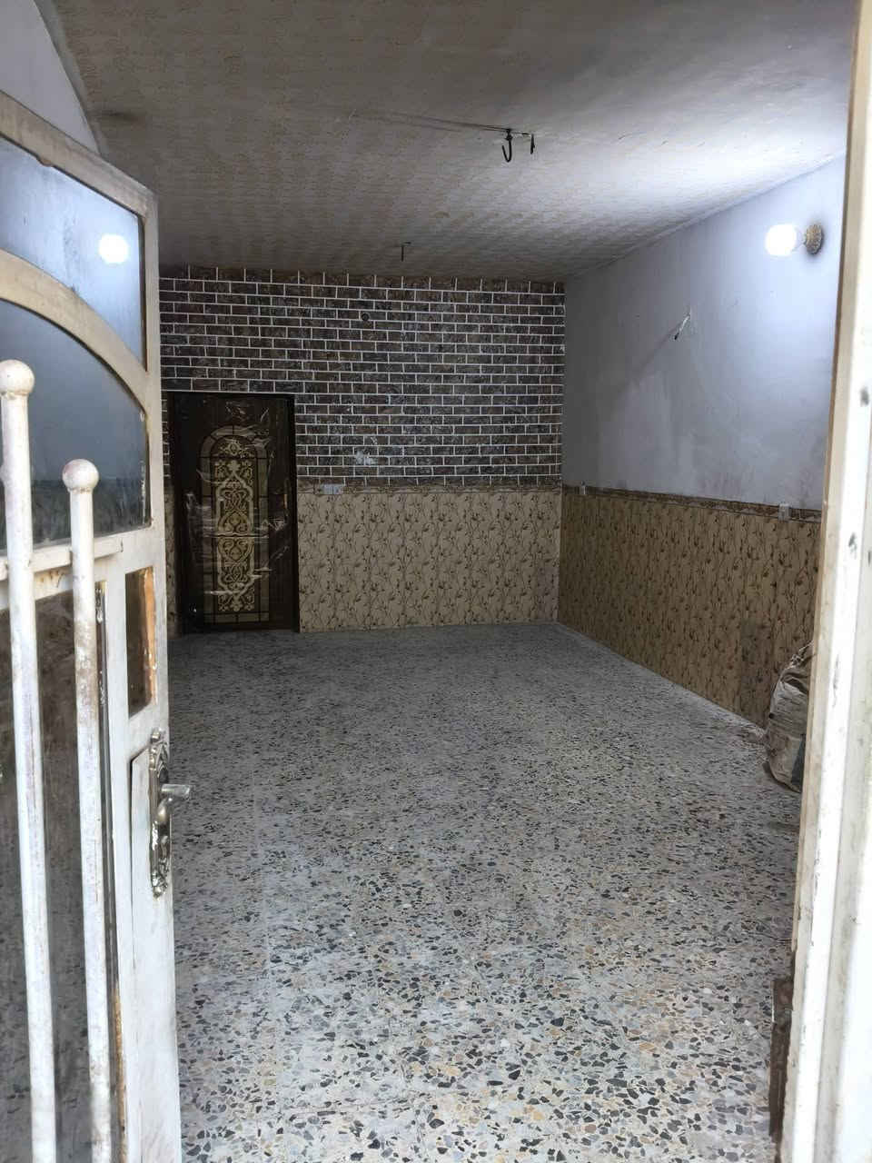 السلام عليكم
بيت للبيع مساحته 80متر طابق واحد العرض 4 متر والنزال 20 
في منطقة ال 6 الاف قرب مجمع الدكتور طارق بظهر الشارع التجاري
مقابيل السوق الكبير 
المنطقة غنيه عن التعريف من ارقى مناطق الحسينيه 
الي يريد يسأل عن السعر يكلي جكد امكانيته بالخاص واني ارد علي يفيدك لو لا وهذا رقمي👇 واهلا وسهلا
***********
