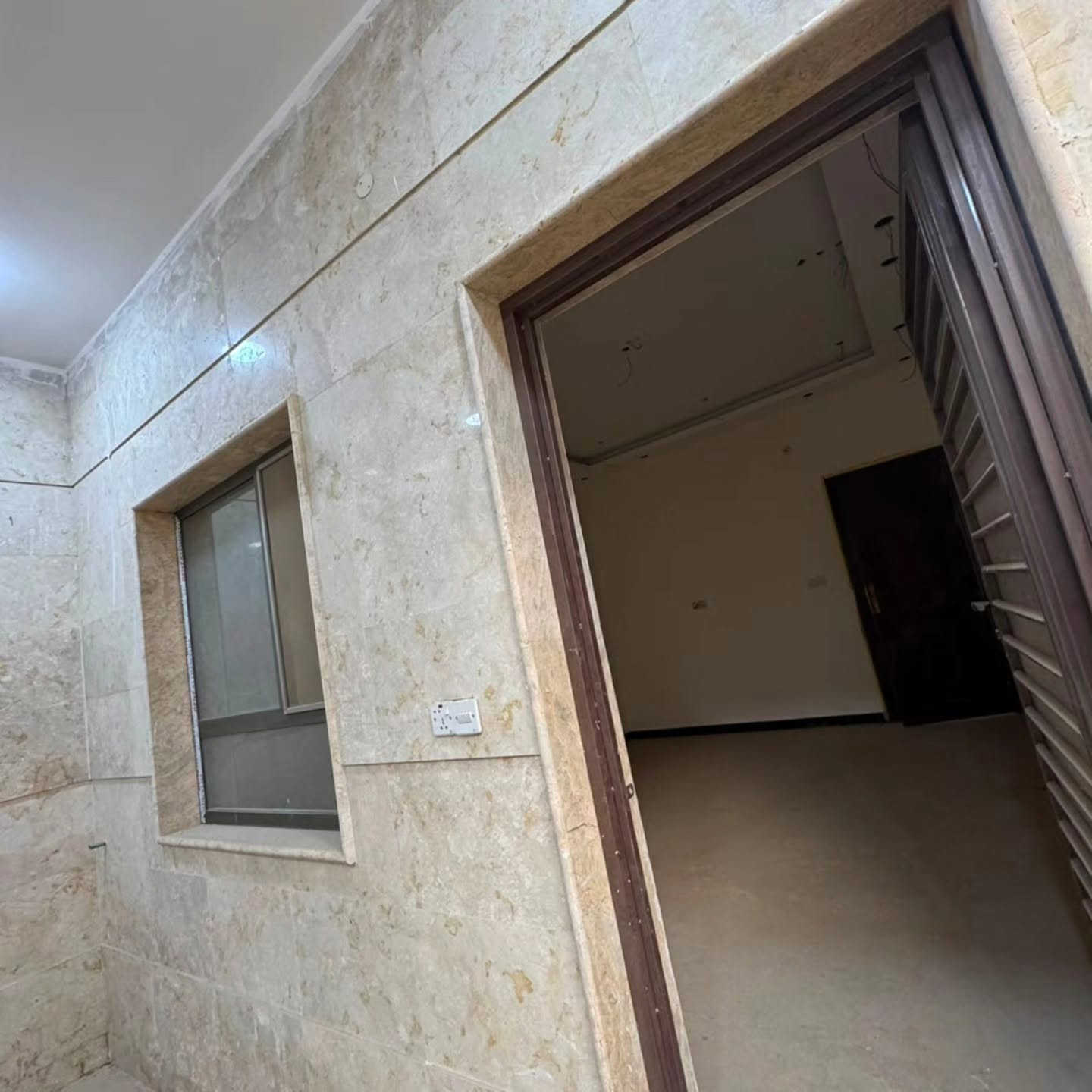دار طابقين ونص للبيع | البراضعية 🏡
📍 الموقع: البراضعية – إفراز أبو ياسر
📐 المساحة: 100 م²
📏 الواجهة: 14 متر
📄 الطابو: ملك صرف – تحويل باسم المشتري
✨ تتكون من: 🛏️ 5 غرف منام
🛋️ صالة
🚗 كراج
🍳 مطبخ
🚿 3 مجاميع صحية
💰 السعر: 285 مليون دينار
📞 للاستفسار والتفاصيل: ***********
***********
تبارك العقارية | بيع • شراء • تأجير • استثمار
✨ عقارك بأمان… واستثمارك باطمئنان

#اكسبلور_فولو #اكسبلور #فولو #تصويري📷 #العراق
