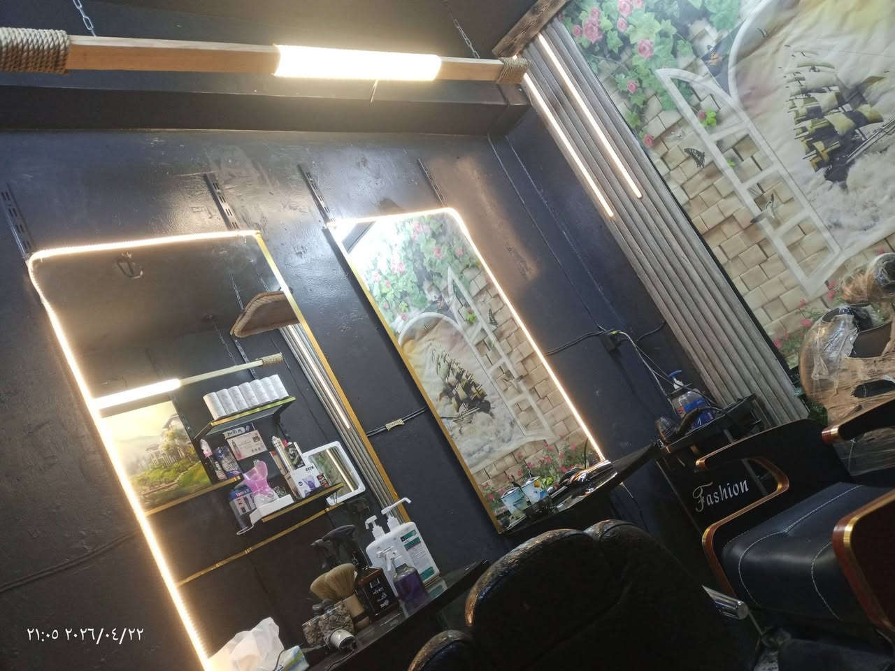 السلام عليكم 
محل حلاقة للبيع مع كافة محتوياتة 
سبب البيع لعدم التفرغ (موضف)
ايجارة ١٠٠الف
العنوان بغداد الشعب 
تجي كبل تشتغل وبي زبائن خير من الله 
***********
@إشارة

نص مكتوب في الصور:
- ٢١:٠٥ ٢٠٢٦/٠٤/٢٢
- ٢١:٠٦ ٢٠٢٦/٠٤/٢٢