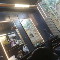 محل حلاقة للبيع مع كافة محتوياتة  سبب البيع لعدم التفرغ (موضف) ايجارة ...