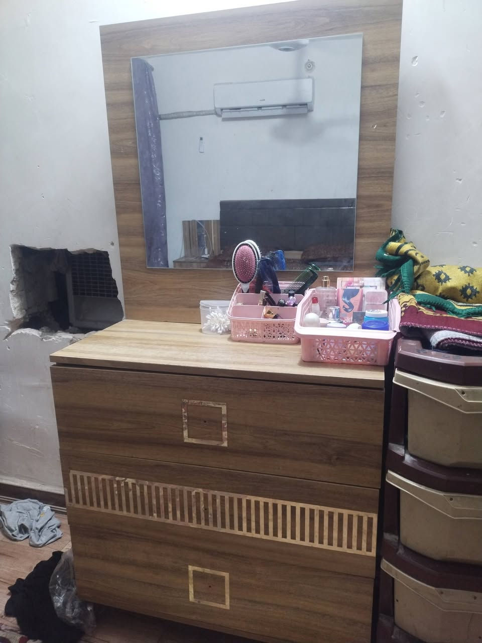 غرفه تركيا خمس قطع للبيع السعر 250 وبي مجال العنوان شارع المعمل للاتصال ع الرقم ***********
