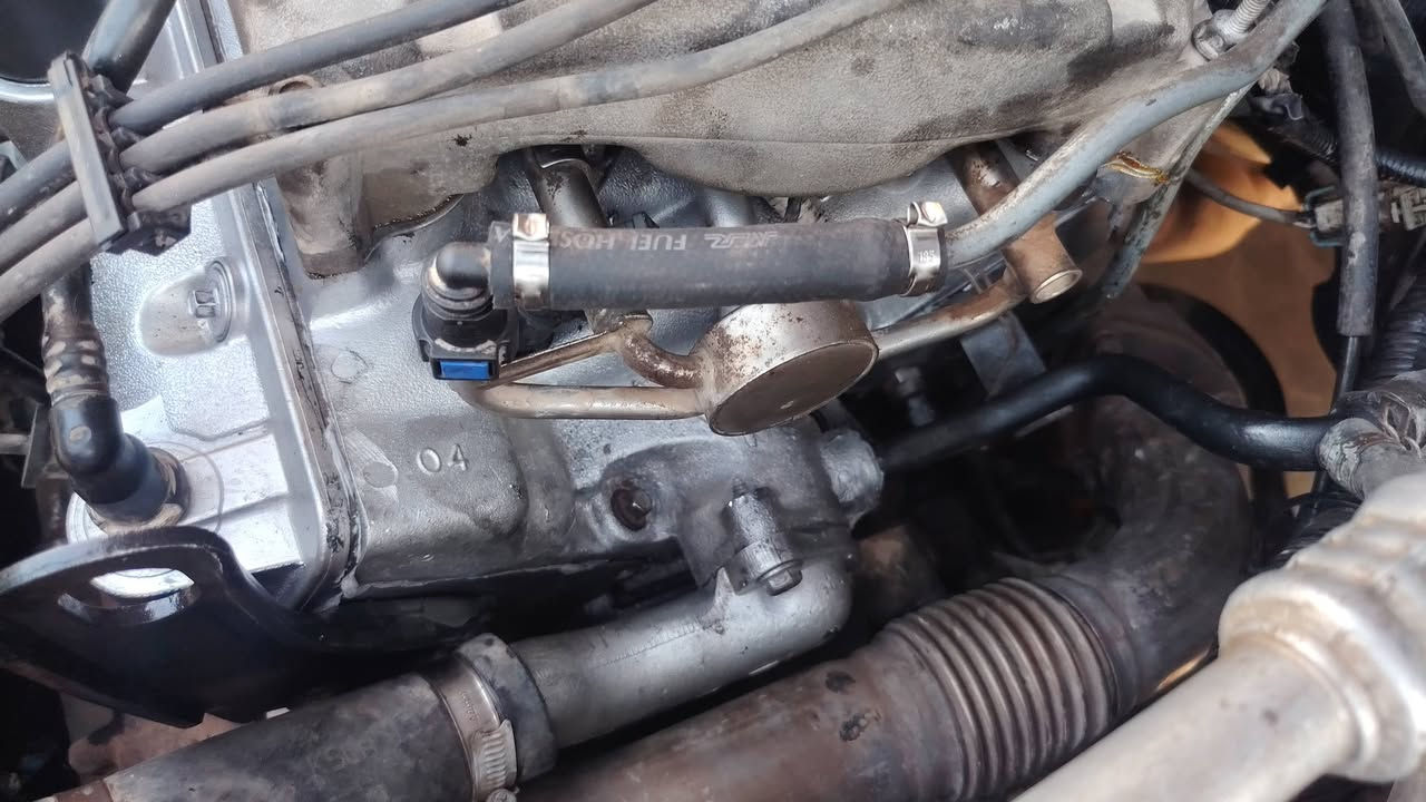 🔧🔥 تجفيت كامل لمحرك شفروليه إكونوكس 3400 GM 🔥🔧
موديلات 2007 – 2009

تم إنجاز تجفيت المحرك بالكامل داخل ورشة أنور سوزوكي وإكونوكس وعلى مراحل دقيقة:

🔹 تفكيك المحرك وفحص السلندر والكورات وعمود الكرنك.
🔹 غسل جميع أجزاء المحرك بالبخار المضغوط وإزالة الدهون والترسبات.
🔹 سنفرة وتنعيم وجه السلندر والتأكد من استقامته.
🔹 تجهيز الكورات: قص كرايم، تبديل البلاستك وتنظيف مجاري الزيت.
🔹 تبديل تخم رنكات STD وتخم بيرن بكن STD.
🔹 تبديل جبنة البكن ورأس عمود الكرنك.
🔹 تركيب تخم كازكيت أسبست سماكة 2 ملم.
🔹 تبديل واشرات الدكشن البارد والحار والهلالات الجانبية.
🔹 تبديل واشر التايمن كيس، كيس المحرك، قبق الولفات، كوع فلتر الدهن وبيت ولف الحماوة.
🔹 فحص وتنظيف منظومة التزييت والتبريد بالكامل.
🔹 صبغ السلندر والأنابيب الحديدية بصبغ حراري للحماية من الصدأ.
🔹 تجميع المحرك حسب القياسات والشدّات الصحيحة.
🔹 إضافة الدهن وسائل التبريد، ثم إجراء التشغيل الأول والفحص النهائي.

✅ تشغيل هادئ وصوت محرك صافي
✅ ضغط دهن وحرارة ضمن المستوى الطبيعي
✅ فحص التسريبات وقراءة بيانات المحرك بالجهاز
✅ شغل مرتب واهتمام بأدق التفاصيل

📍 ورشة أنور سوزوكي وإكونوكس
كربلاء – المنطقة الصناعية

🛠️ خبرة متخصصة بمحركات شفروليه إكونوكس 3400 ومحركات سوزوكي XL7 3600
