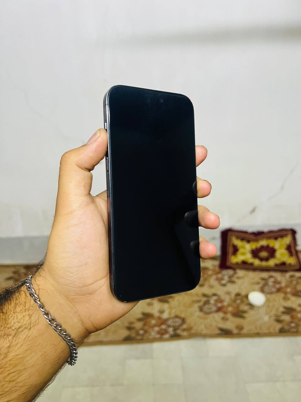 ايفون 14 برو ماكس عربي شرق اوسط الجهاز نضيف جدا 
مبدل بطاريه اصليه وشاشه وسط كلش حلوه فيس ايدي شغال سعره 525 متواجد تصال او وتساب مكان بغداد 
***********
