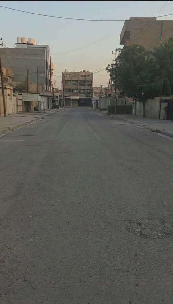 السلام عليكم الدار للبيع طابو صرف بأسمي في بغداد الجديدة  قرب مصرف الرشيد ومستشفى العلماء وقرب سوق قرب مطعم حنش المربع الذهبي بناء سنة 2023 بناء درجة اولى مساحة 125 واجهة 5 ونزال 25 مدخلين يحتوي الطابق الاول على كراج واستقبال وصالة كبيرة وغرفة سويت 5 في 5 ومطبخ حار وبارد الطابق الثاني ايضآ غرفة سويت فوك جوة 5 في 5 وصالة وغرفة 6 في 5 + بلوكونة تطل ع شارع ويحتوي على 5 حمامات مع تواليتات من صمنهن وحدة خارجية وتكدر تسوي غرفتين فوك كاملات للنص للاستفسار على هذا رقمي ***********

