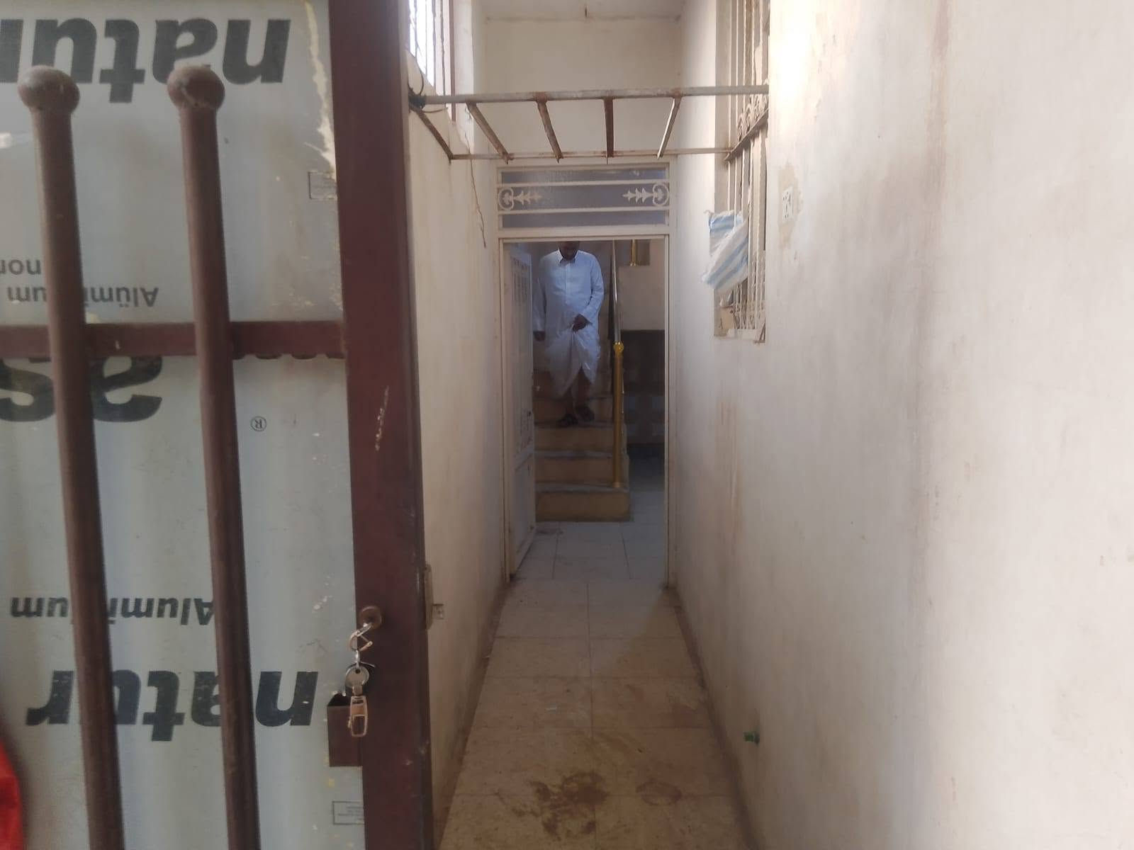 عرض بيت  بحي ميسان على شريط  ايجار مساحه 55متر ركن على شارعين 10متر لبيت نضيف طابقين يحتوي على طارمه مطبخ ستقبال جبير وصاله حمامات ومكشوفه طابق ثاني خرفه صاله كبار سعر الايجار 300الف ماي ولكهرباء على ابو لبيت، رقم للستفسار على واساب ***********
