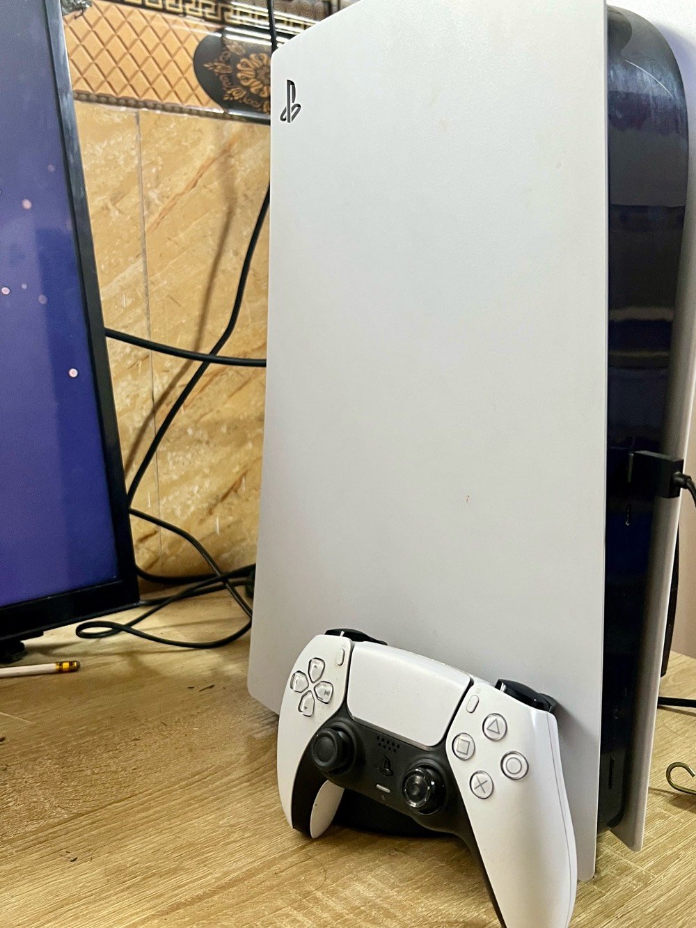 بلي ٥ 1TB الجهاز نضيف مامفتوح كامل ملحقاته كامله ويا حساب بلس ٣ اشهر اكسترا وويا ذني الالعاب عدى فيفا 
السعر ٦٣٠ وبي مجال قليل
***********
وين موقعك بالضبط حتى المشتري يعرف استلام يد بيد أو توصيل؟: 
نجف
الـ PS Plus الإكسترا ٣ أشهر: داخل على نفس الحساب لو راح تنطي الحساب ويه الجهاز؟ وهل قابل للنقل؟: 
غير قابل للنقل وداخل الجهاز
الألعاب اللي ويا الجهاز شنو أسماؤهن بالضبط؟ وإذا بيه أي ملاحظات أو خدوش خفيفة بالجهاز/اليد اذكرها حتى يكون الوصف أوضح.: 
بدون خدوش الجهاز نضيف 
الالعاب ريدد ٢
ذا كرو 
سبايدرمان ٢
جي تي اي
كول اوف ديوتي 