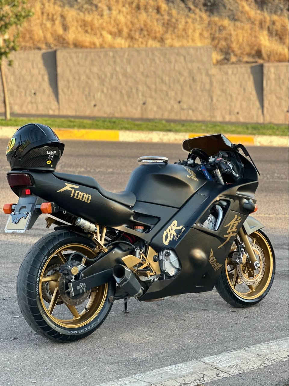 سەرەتا بە ناوی خودای گەورە و میهرەبان 
بەتح لە جۆری هۆندای 600 F2 
مۆدێلی 1998 
ماوەی ڕۆشتنی 75 هەزار کیلۆمەتر
مەکینەی نەکەاوەتەوە 
دوکەڵ و سەرف و بوخاری نیە بە شەرت
هەموو گیانی بەشەرت برغوی لێ بانەدراوە
لەسەر دەقی شەریکە ماوەتەوە 
ماتۆڕەکە ماشاءللە زۆر زۆر پاکە 
هەموو گیانی بە شەرتە
بەربونەوەی نیە و ئزیەت نەدراوە 
مەنەفێستی هەیە و بێ کێشەیە
جوانکاری جوانی بۆ کراوە هەموو ئەشیای بیلادی ماوە
بۆ جوانی خۆم رەنگیم گۆریوە بە لەزگەی ڕەشی مات 
کامل هەموو گیانی لەزگەیە نوقتە سبوخی پێوە نیە
خۆی رەنگی سپیە وێنەیم بە سپی داناوە 
ماتۆرێکی زۆر بێ عەیب و کێشەیە ماشاءاللە
نرخی 22$ و مەجالێکی برایانەی تیەیە 
شوێن: تەق تەق - کۆیە
***********
*********** كويسينجاك, أربيل
